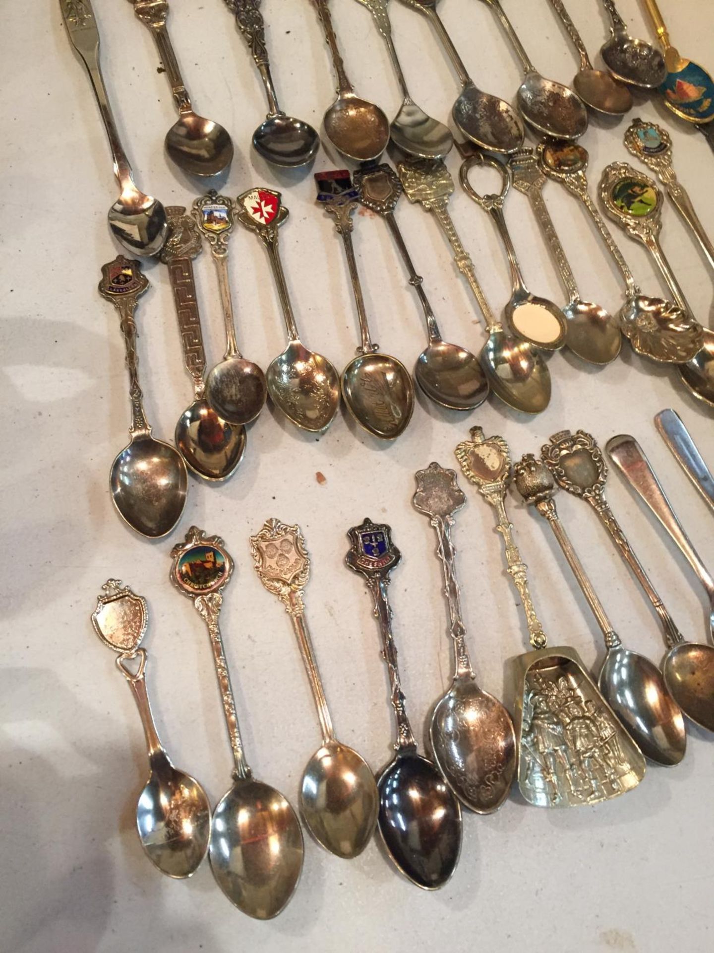 A LARGE COLLECTION OF COLLECTABLE SPOONS TO INCLUDE SIX BOXED OXO SPOONS - Image 3 of 5