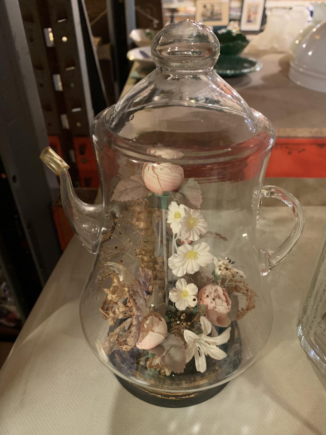 A SMALL SELECTION OF GLASS BOWLS, A DECANTER AND A GLASS TEAPOT WITH A FLORAL DISPLAY INSIDE - Bild 2 aus 4