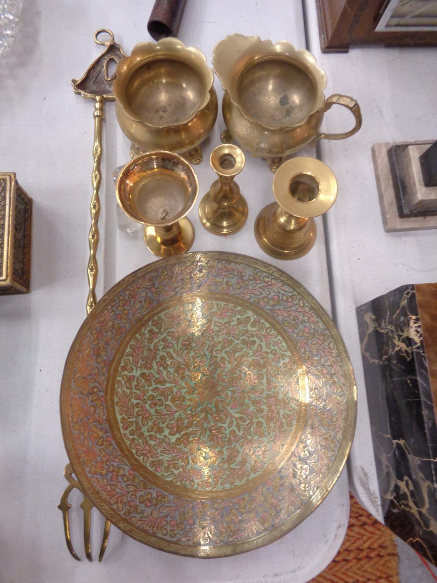 A SELECTION OF BRASS ITEMS TO INCLUDE A DECORATIVE BOWL