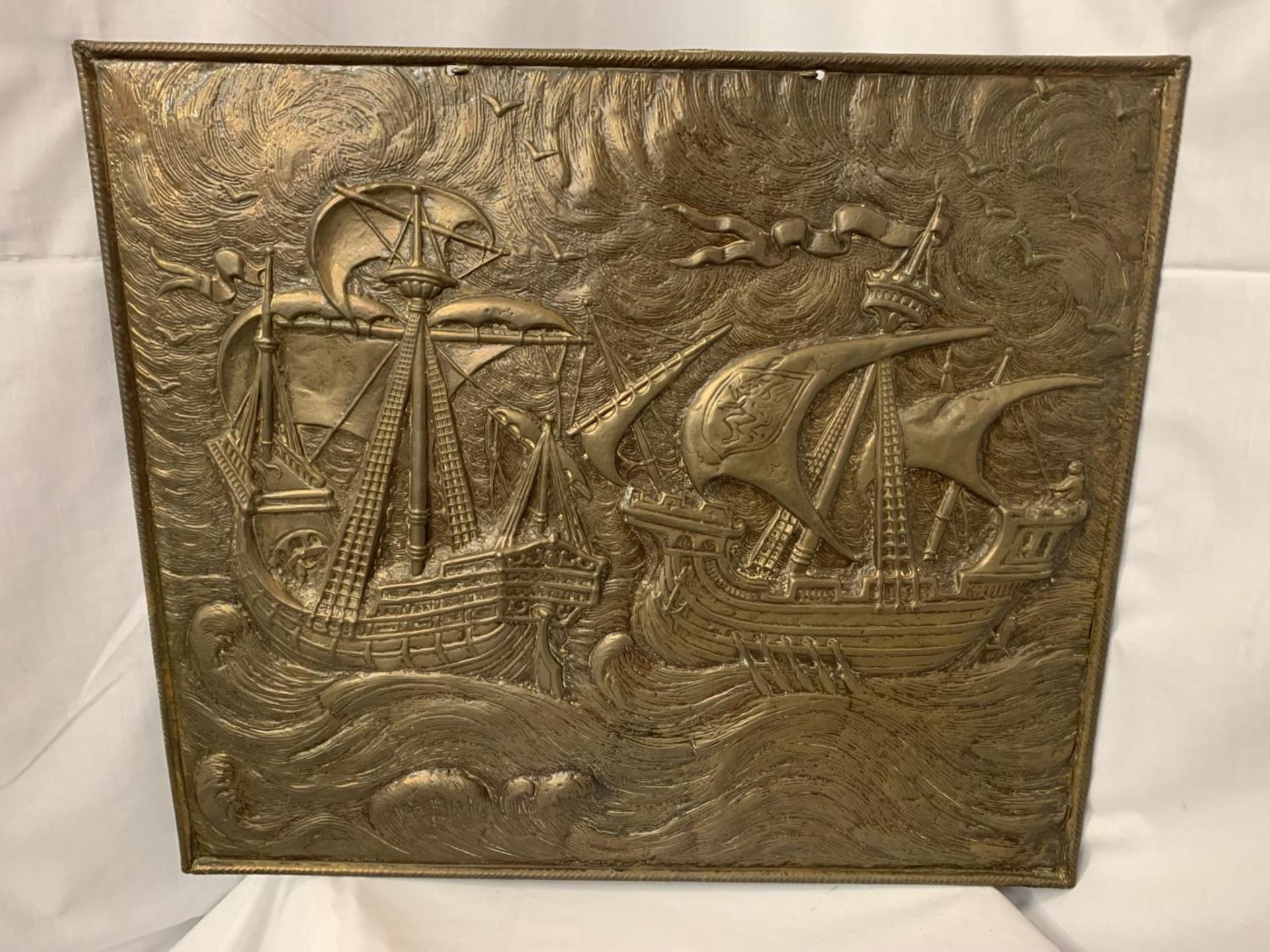 A LARGE BRASS WALL PLAQUE DEPICTING A SEA AND GALLEON SCENE 67CM X 58CM - Image 3 of 3