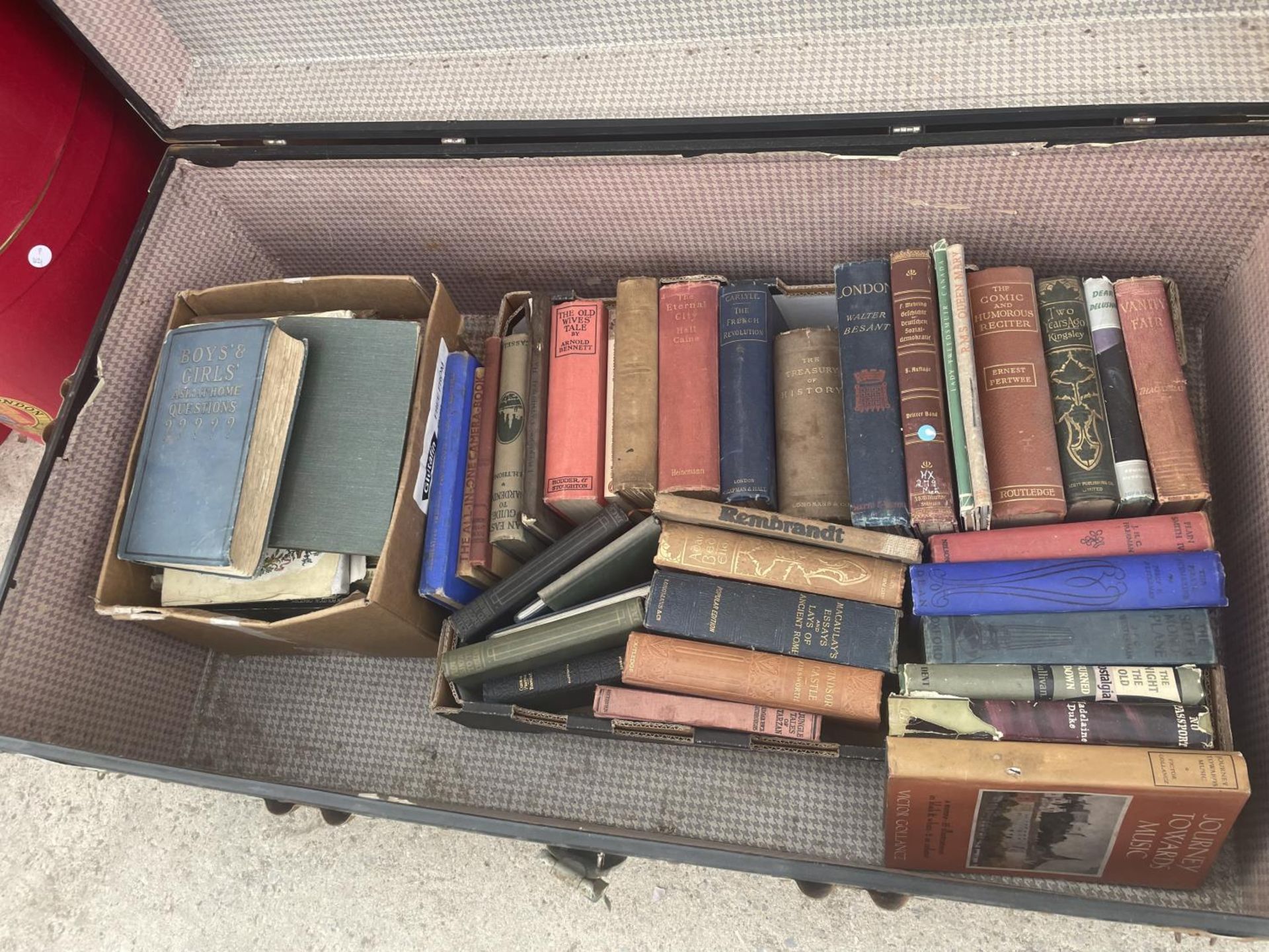 A VINTAGE TRAVEL TRUNK CONTAINING VARIOUS VINTAGE BOOKS - Image 2 of 5