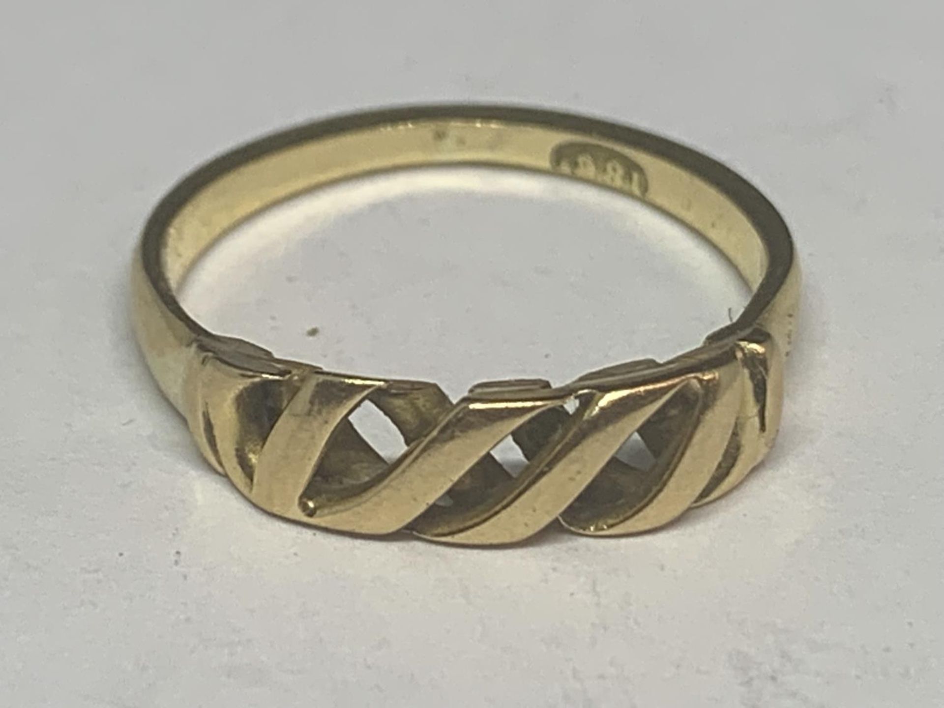 AN 18 CARAT GOLD RING WITH TWIST DESIGN GROSS WEIGHT 3.16 GRAMS SIZE N - Image 7 of 8