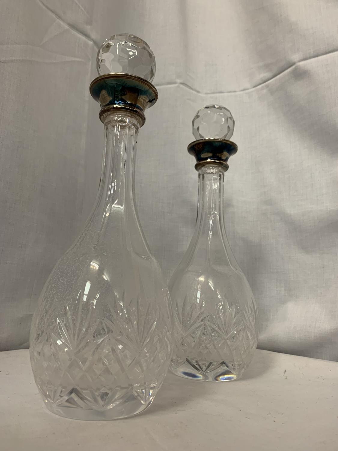TWO MATCHING GLASS DECANTERS WITH HALLMARKED SILVER COLLARS AND GLASS STOPPERS - Bild 3 aus 3