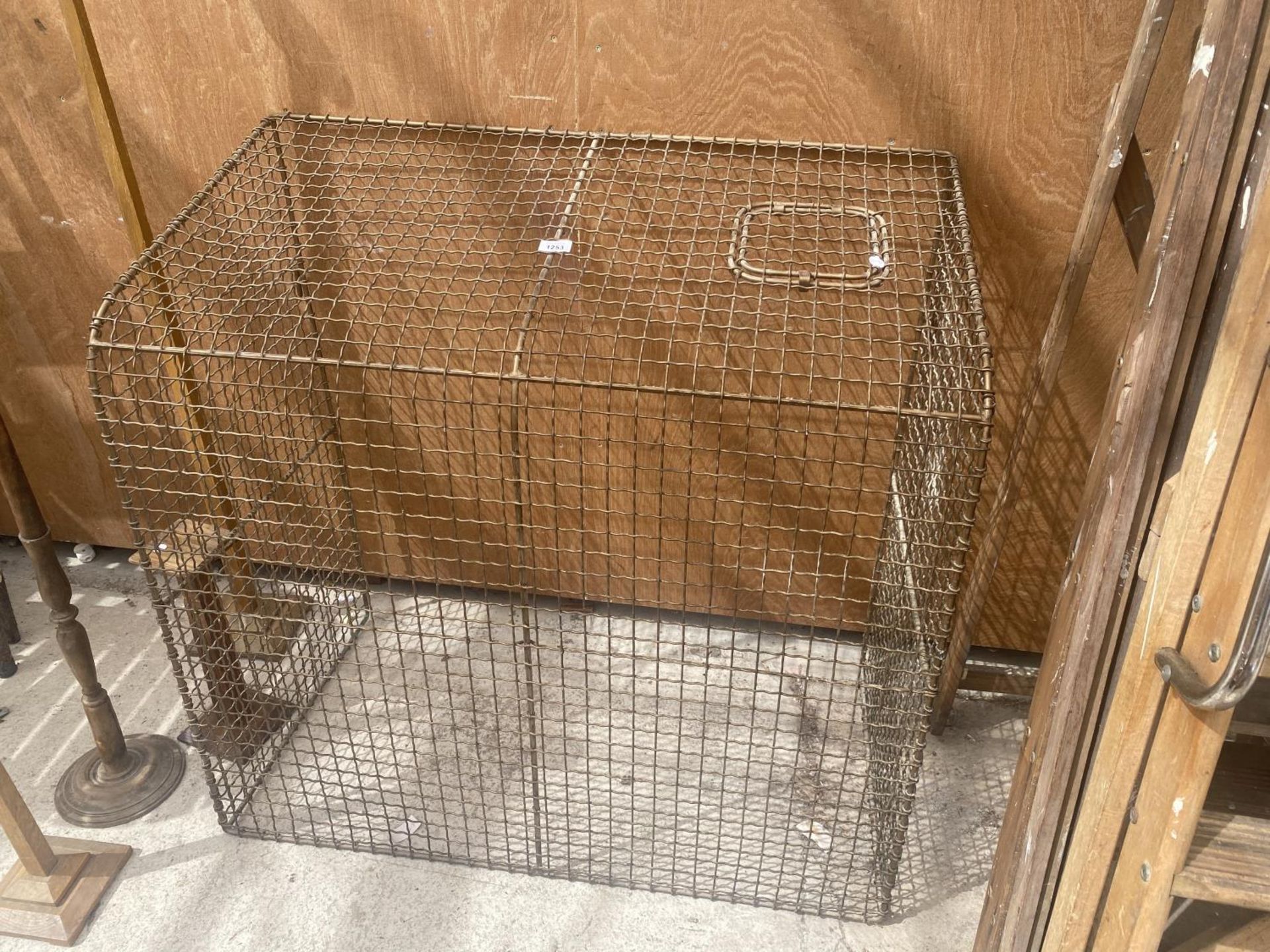 A VINTAGE MESH FIRE GUARD - Image 3 of 3