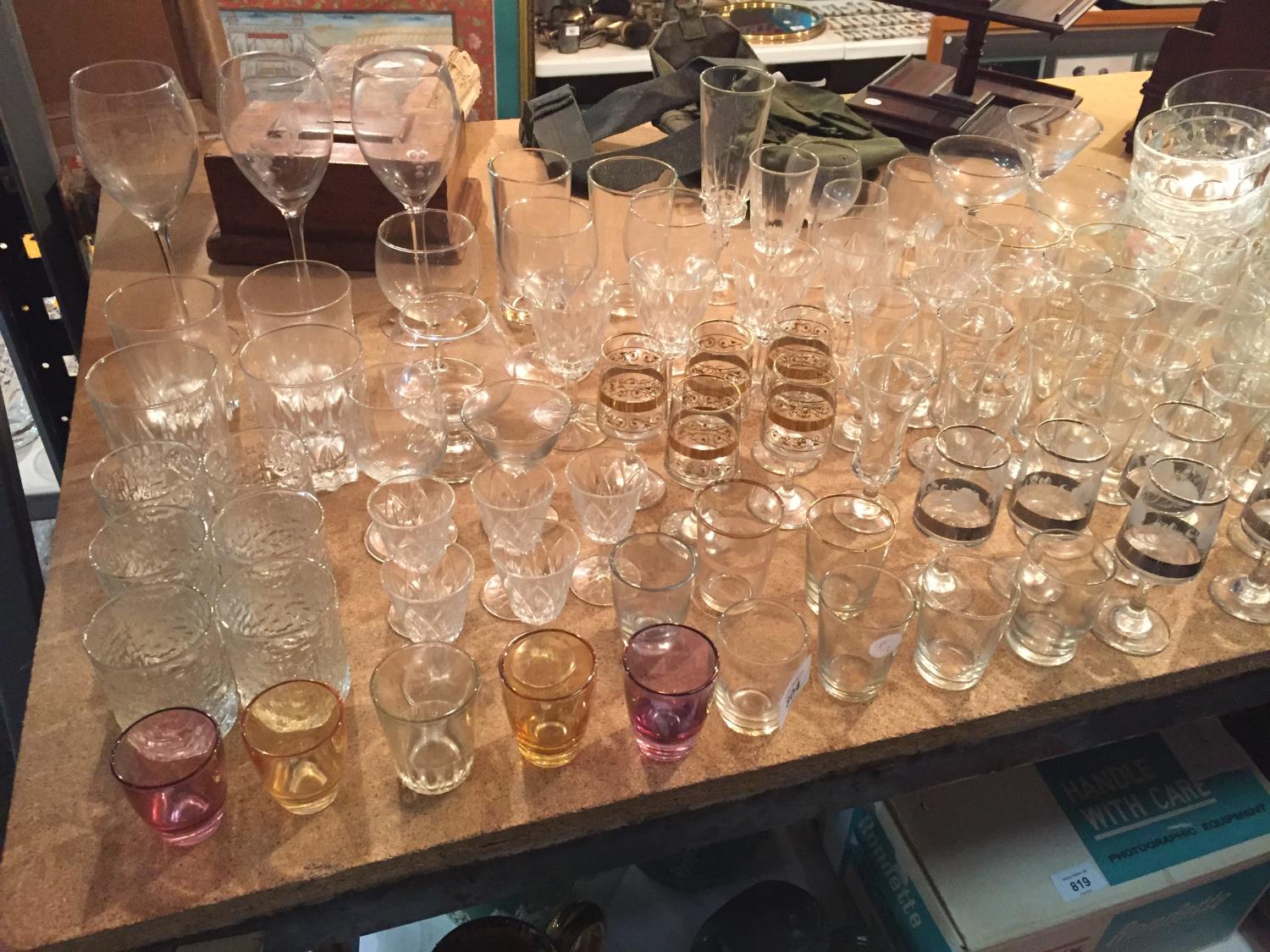 A LARGE COLLECTION OF GLASSWARE TO INCLUDE DECANTERS, FRUIT BOWLS AND GLASSES - Bild 2 aus 7