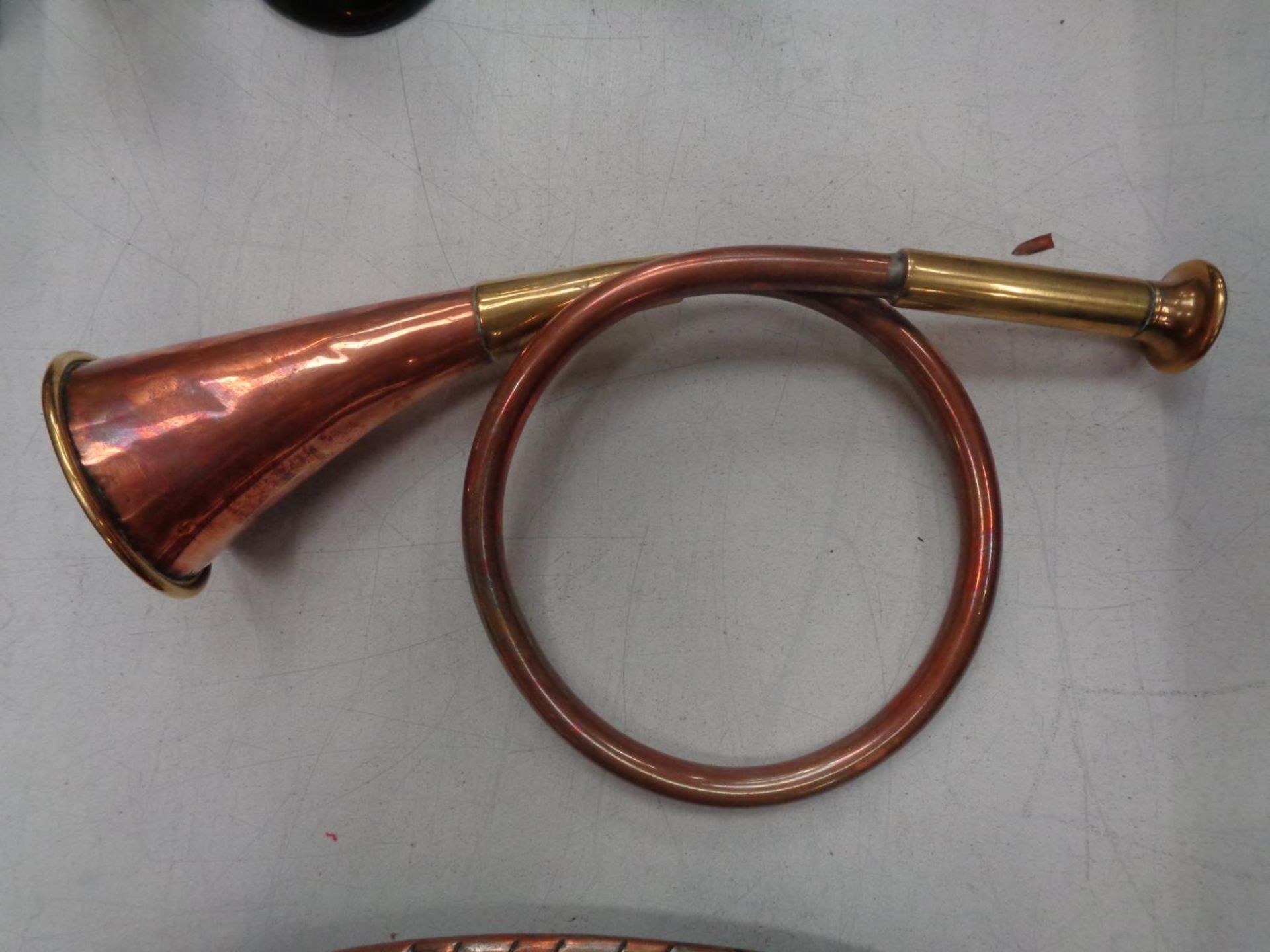 A VINTAGE COPPER AND BRASS HUNTING HORN