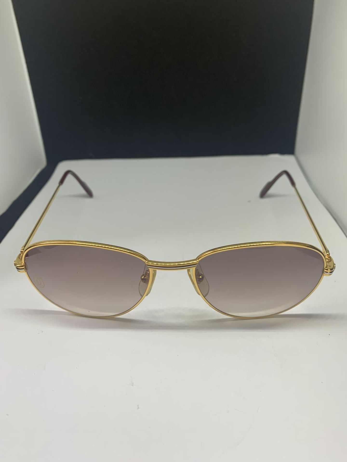 A PAIR OF MUST DE CARTIER PARIS SUNGLASSES WITH DIAMOND DECORATION TO THE SIDE. ORIGINAL BOX AND - Image 8 of 22