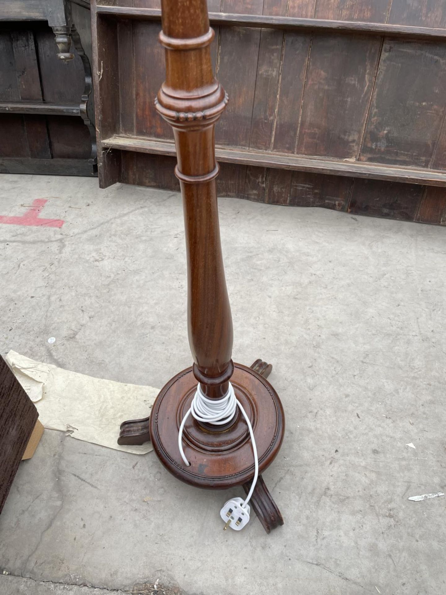 A MAHOGANY 20TH CENTURY STANDARD LAMP ON TURNED COLUMN - Image 3 of 3