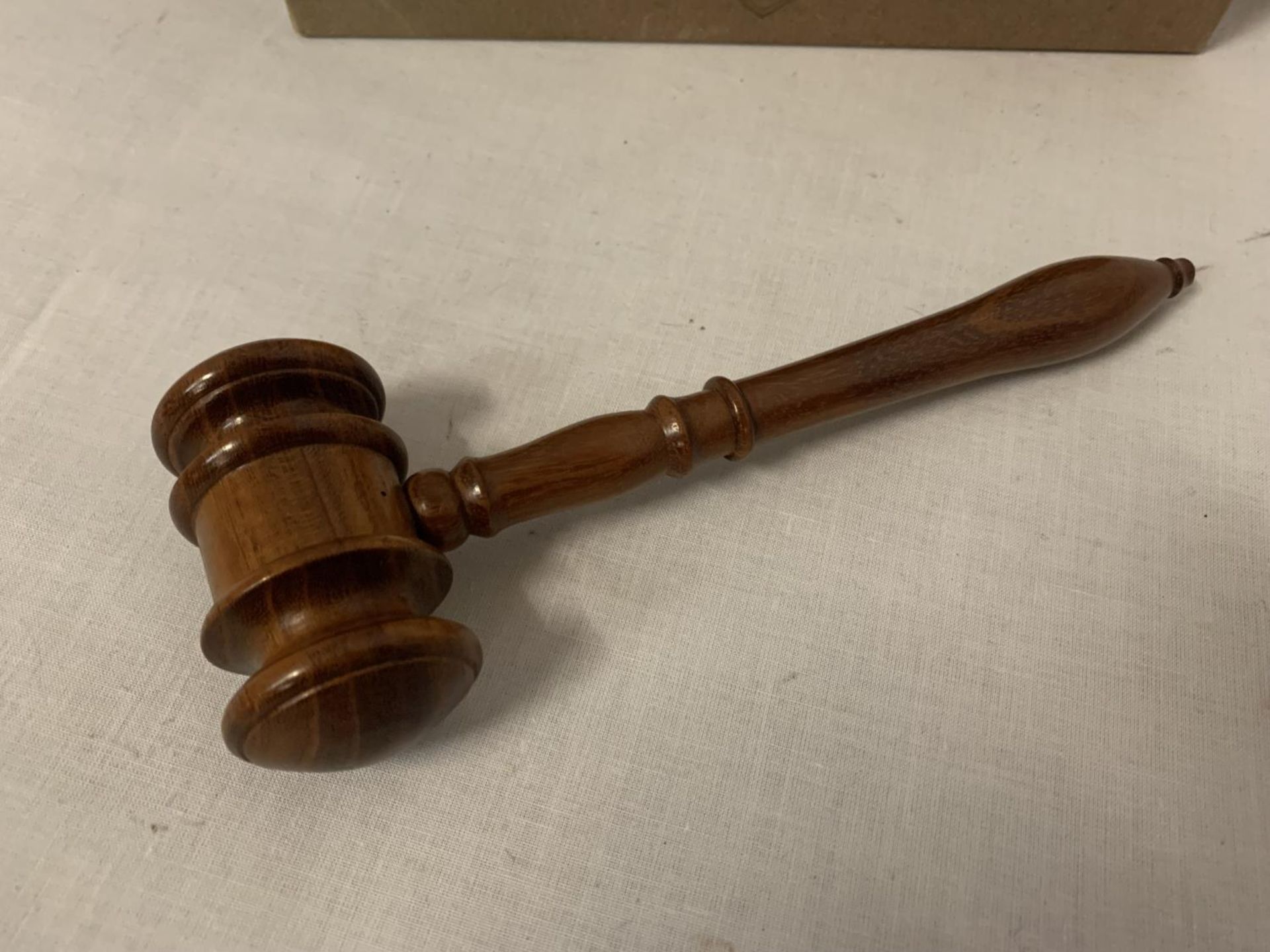 A VINTAGE YEW WOOD AUCTIONEERS GAVEL IN ORIGINAL ?LONG LIFE? JEWEL OF GAVELS BOX - Image 3 of 4