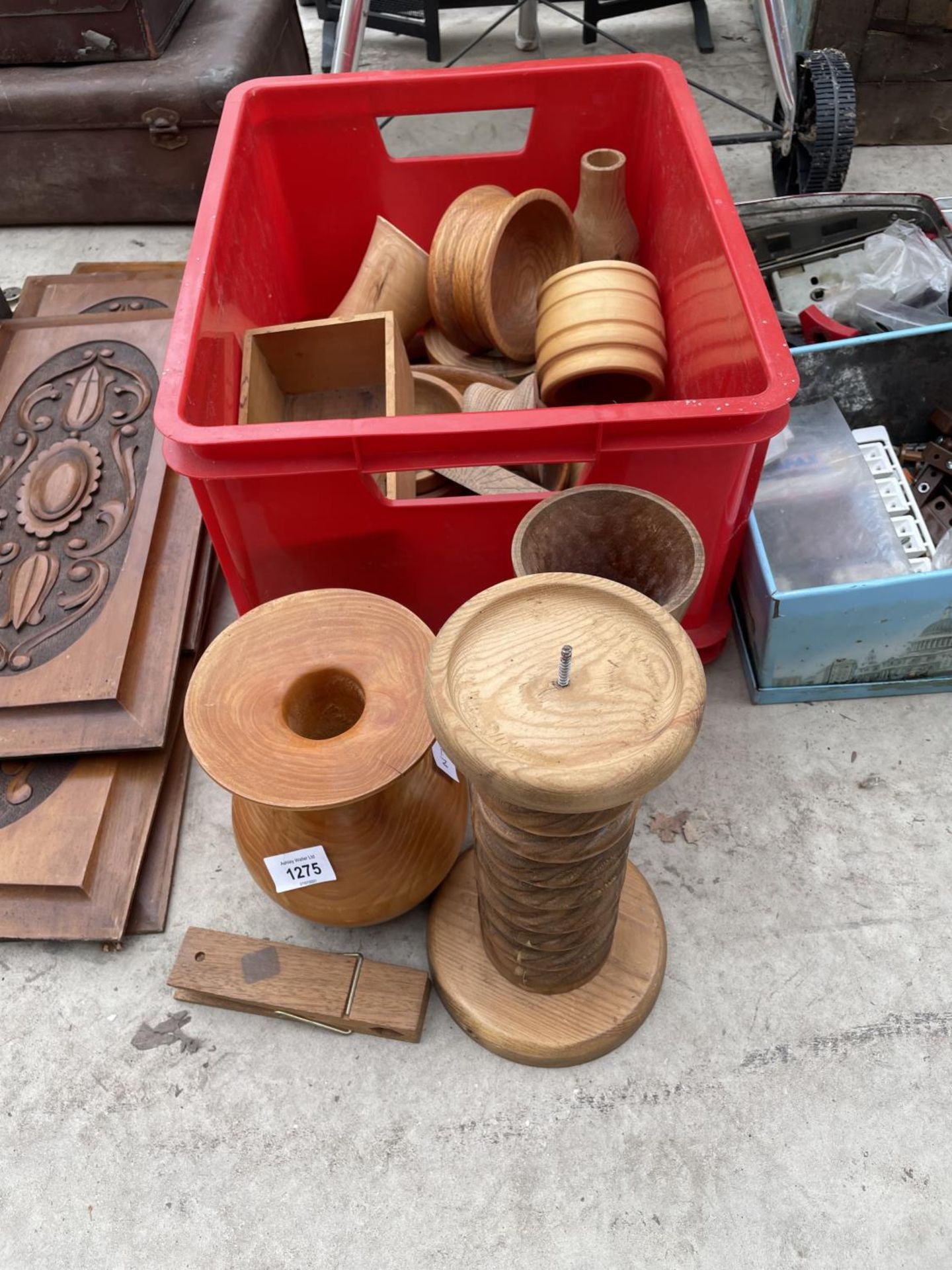 AN ASSORTMENT OF HAND TURNED ITEMS OF VARIOUS WOOD VARIETIES