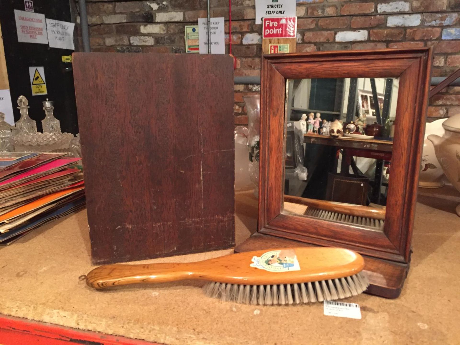 THREE VINTAGE ITEMS TO INCLUDE A PROVINCIAL INSURANCE LETTER RACK, A JUST HOUSEWARE BRUSH AND A - Image 3 of 3