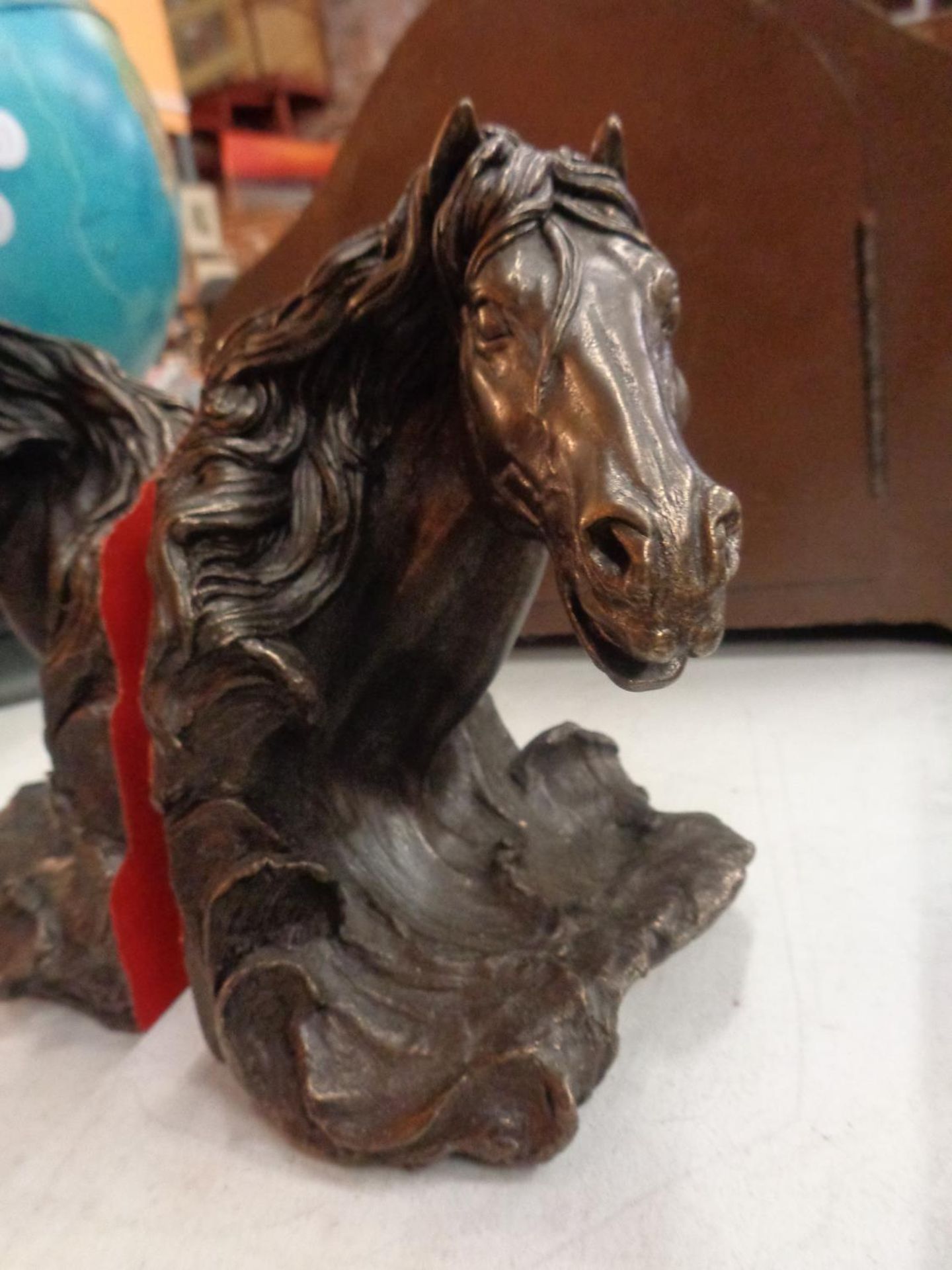 TWO RESIN HORSE HEAD BOOK ENDS - Image 3 of 6