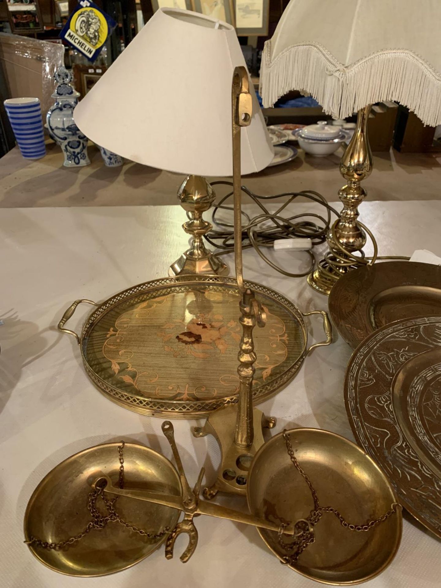 A SELECTION OF BRASS ITEMS TO INCLUDE TWO CHARGERS, VINTAGE SCALES, TWO TABLE LAMPS AND AN INLAID - Image 2 of 3