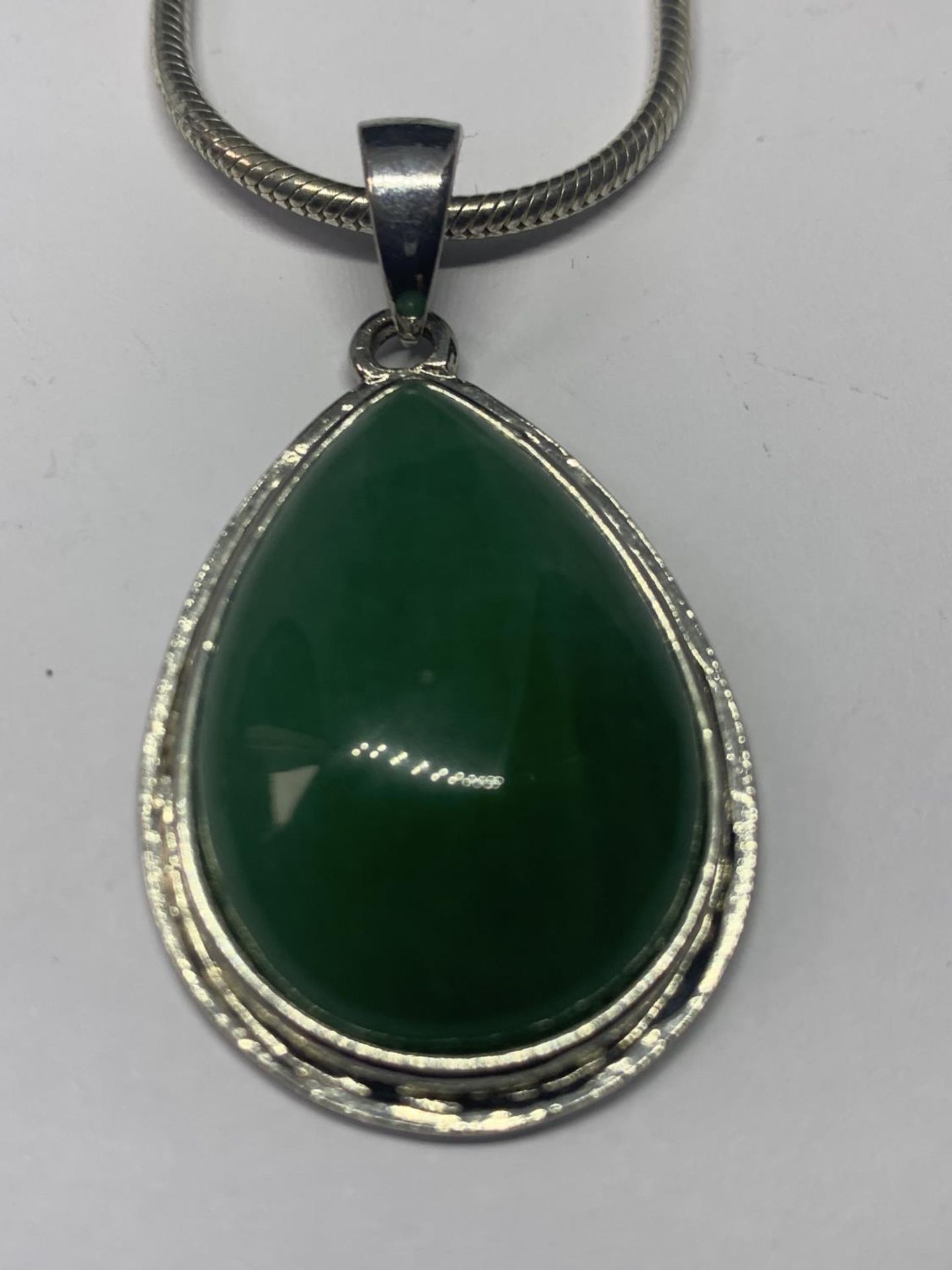 TWO SILVER NECKLACES WITH PENDANTS TO INCLUDE A LARGE GREEN TEARDROP AND A PINK EXAMPLE - Image 3 of 4