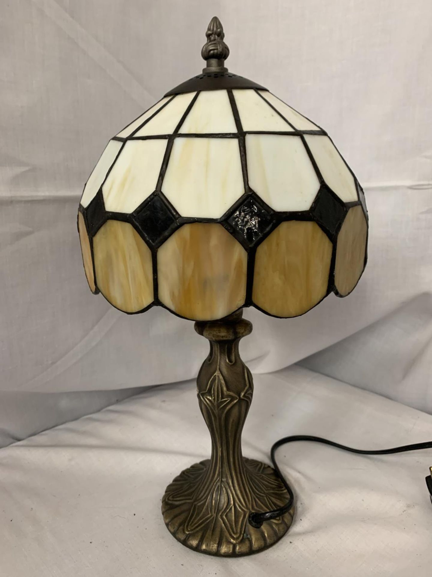 A TIFFANY STYLE TABLE LAMP WITH BRONZE EFFECT BASE, HEIGHT 38CM - Image 2 of 3