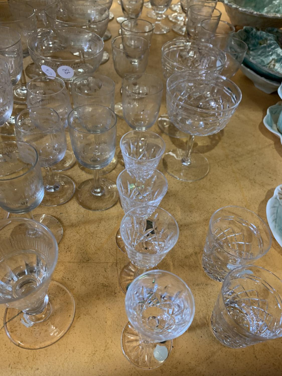 A LARGE QUANTITY OF VARIOUS GLASSWARE TO INCLUDE WINE, BRANDY, VASES ETC - Bild 4 aus 5