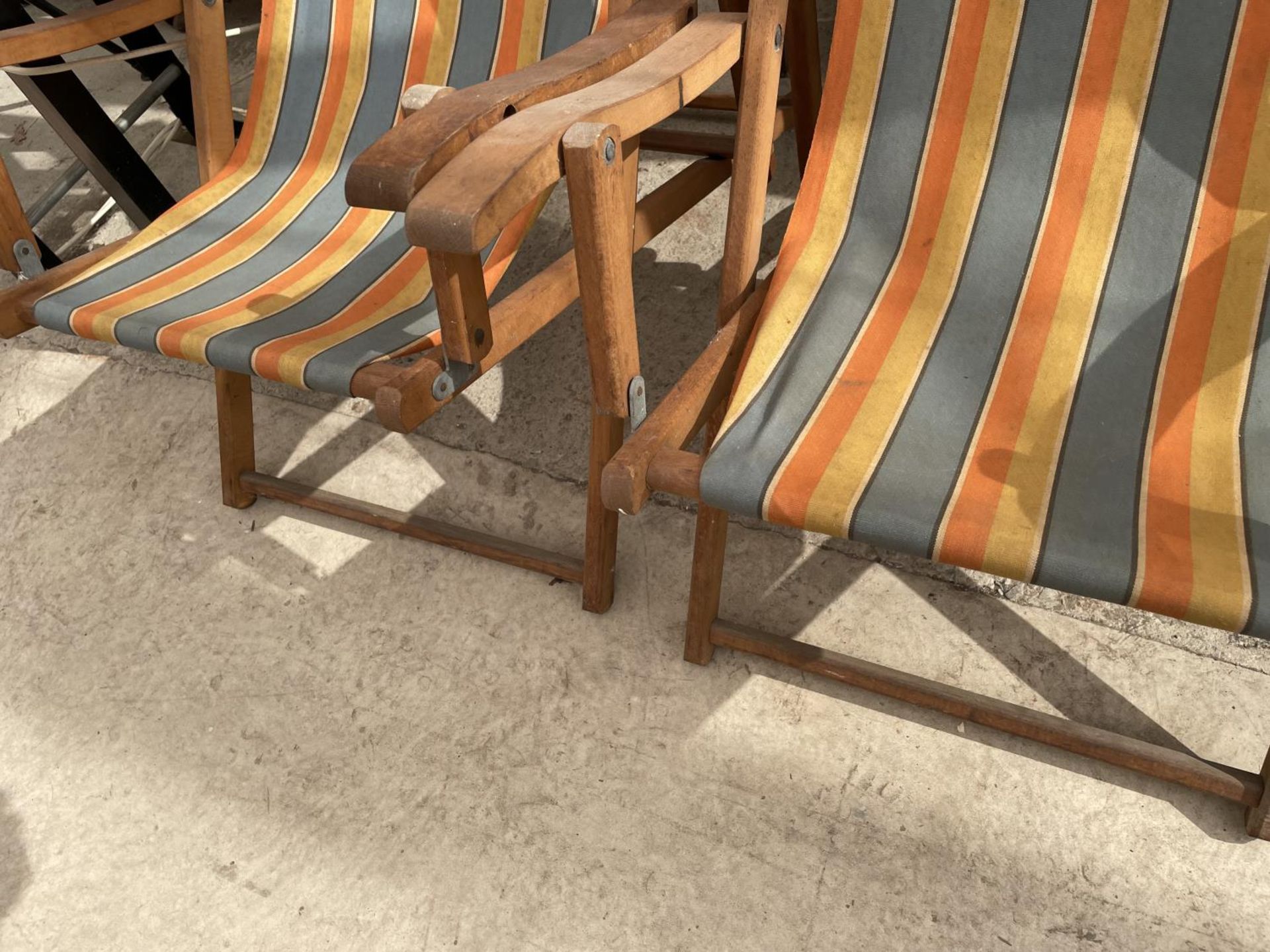 A PAIR OF WOODEN FRAMED FOLDING DECK CHAIRS - Image 3 of 4