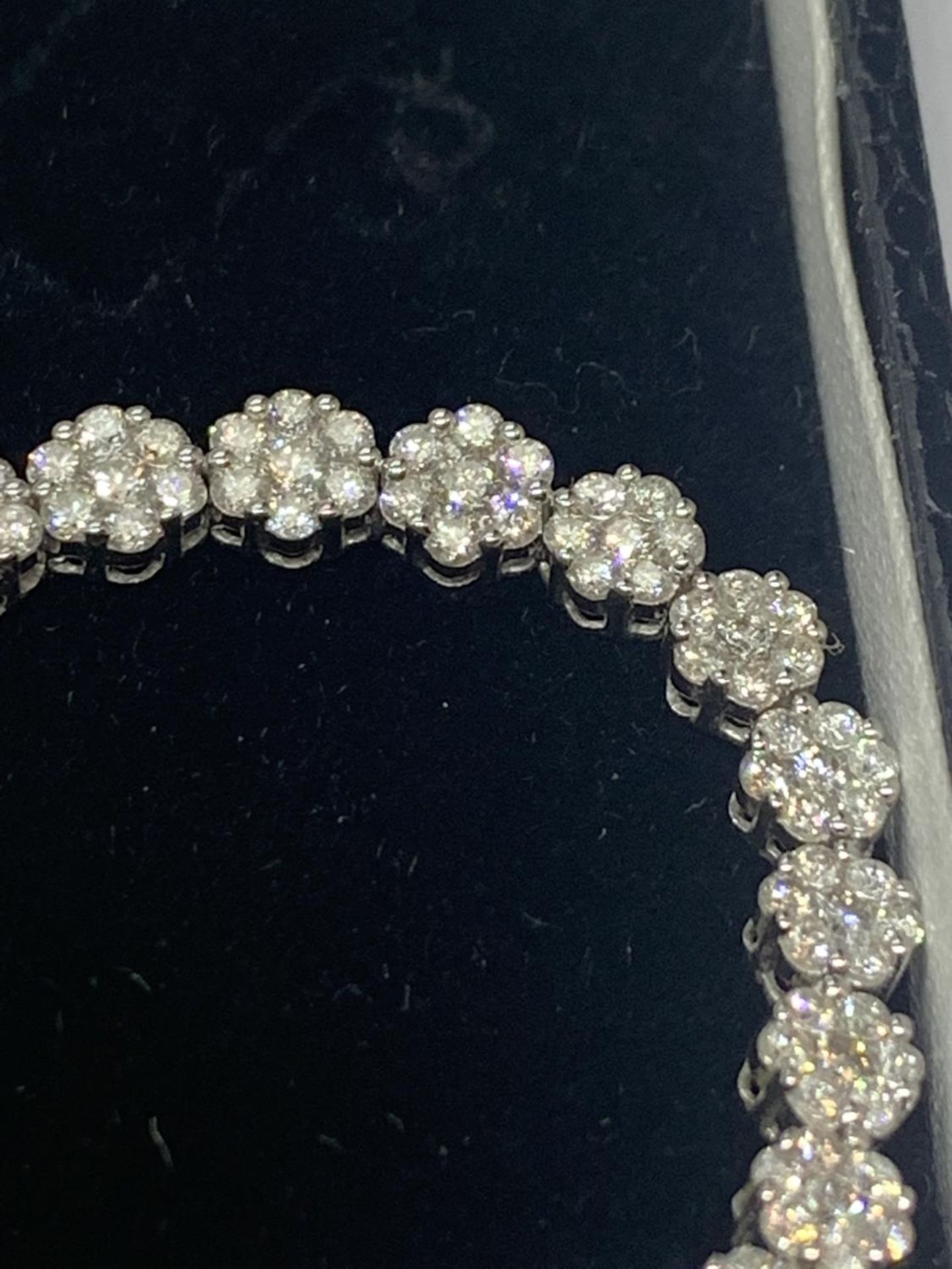 AN 18 CARAT WHITE GOLD NECKLACE WITH 10 CARAT OF DIAMONDS LENGTH APPROXIMATELY 43CM - Image 8 of 10