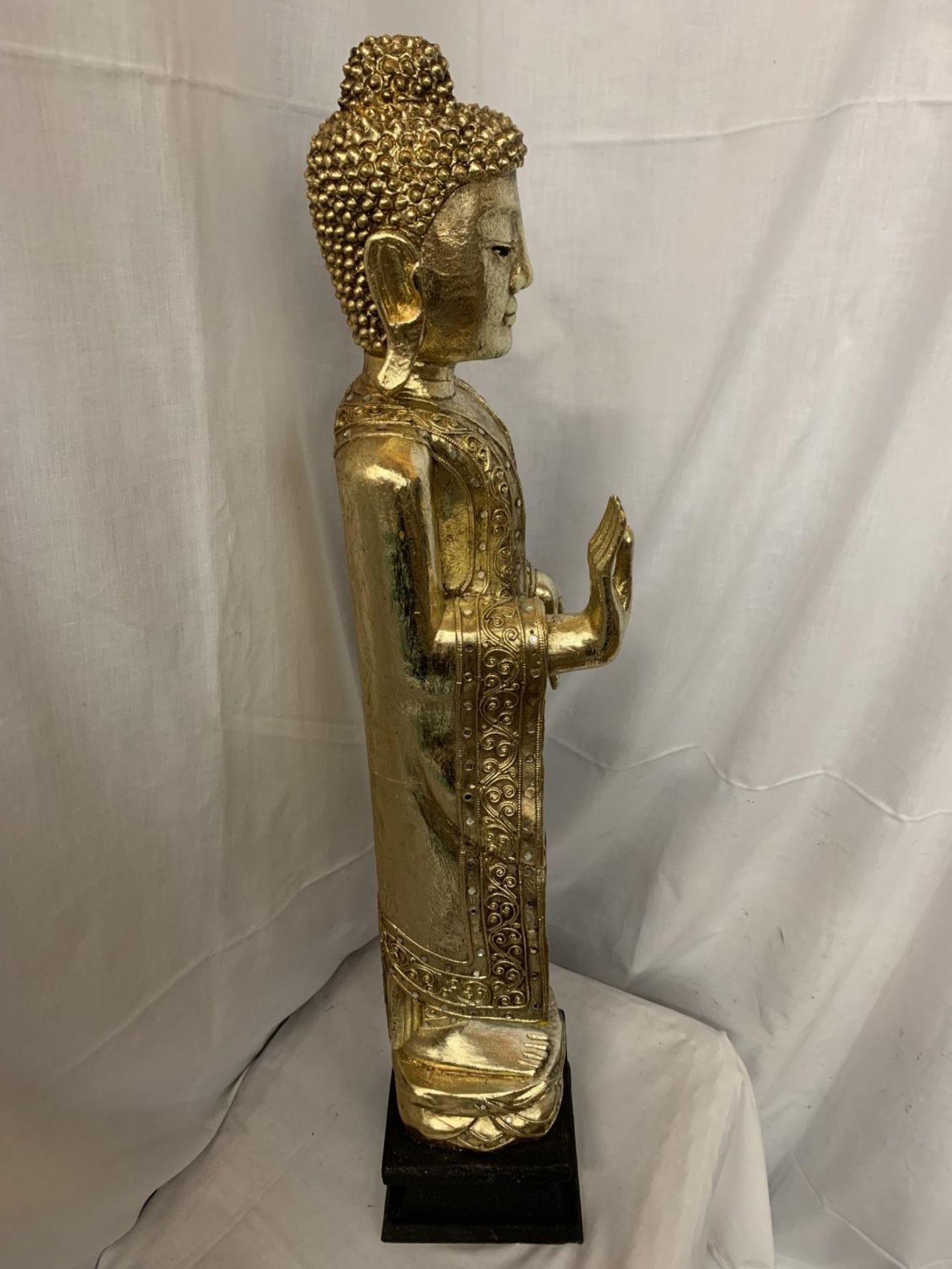 A LARGE GILT PAINTED INDIAN FIGURE H:86CM - Image 3 of 4