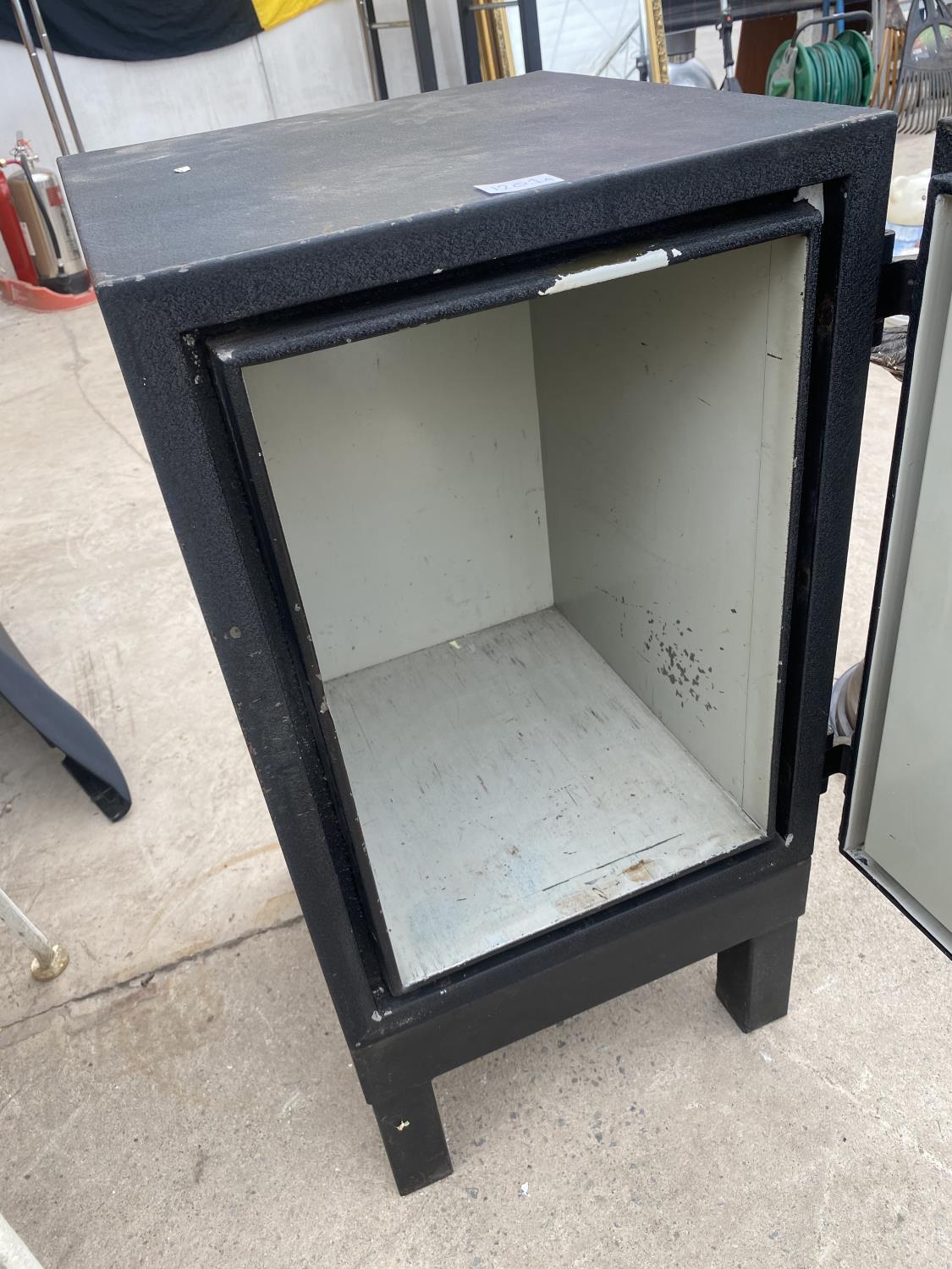 A METAL CHUBB SAFE CABINET, LONDON WITH KEY - Image 6 of 7