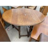 AN EARLY 20TH CENTURY OAK GATELEG TABLE ON BARLEYTWIST LEGS