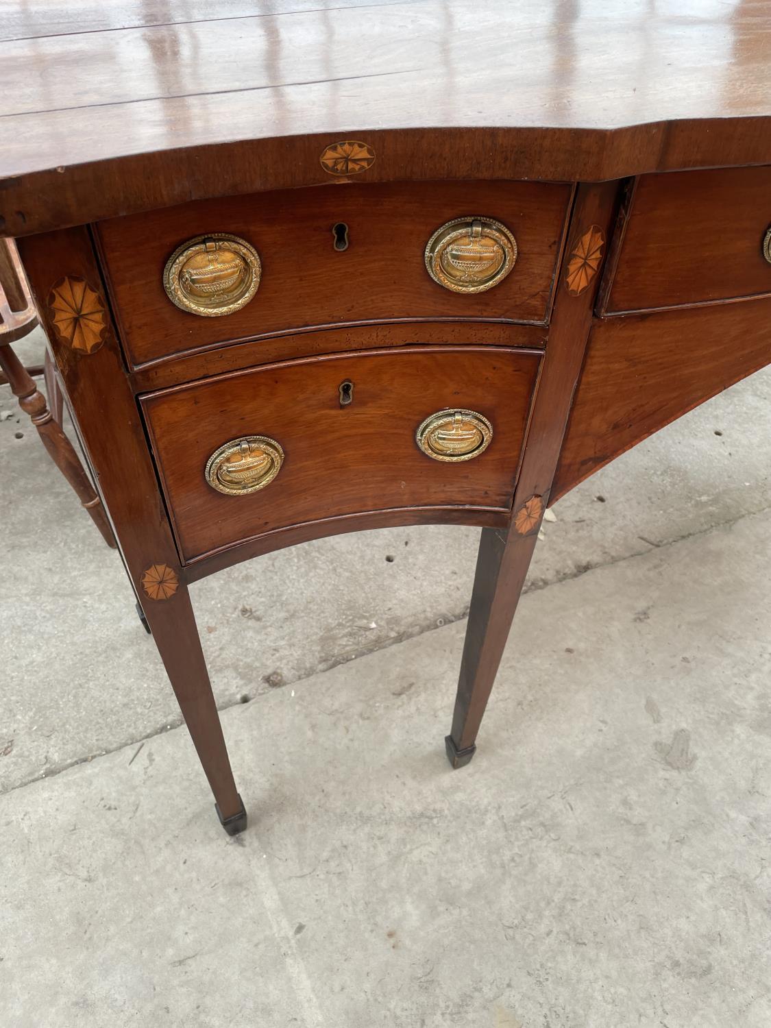 A 19TH CENTURY MAHOGANY AND INLAID SIDEBOARD ENCLOSING FOUR DRAWERS, ON TAPERED LEGS, WITH SPADE - Image 4 of 7