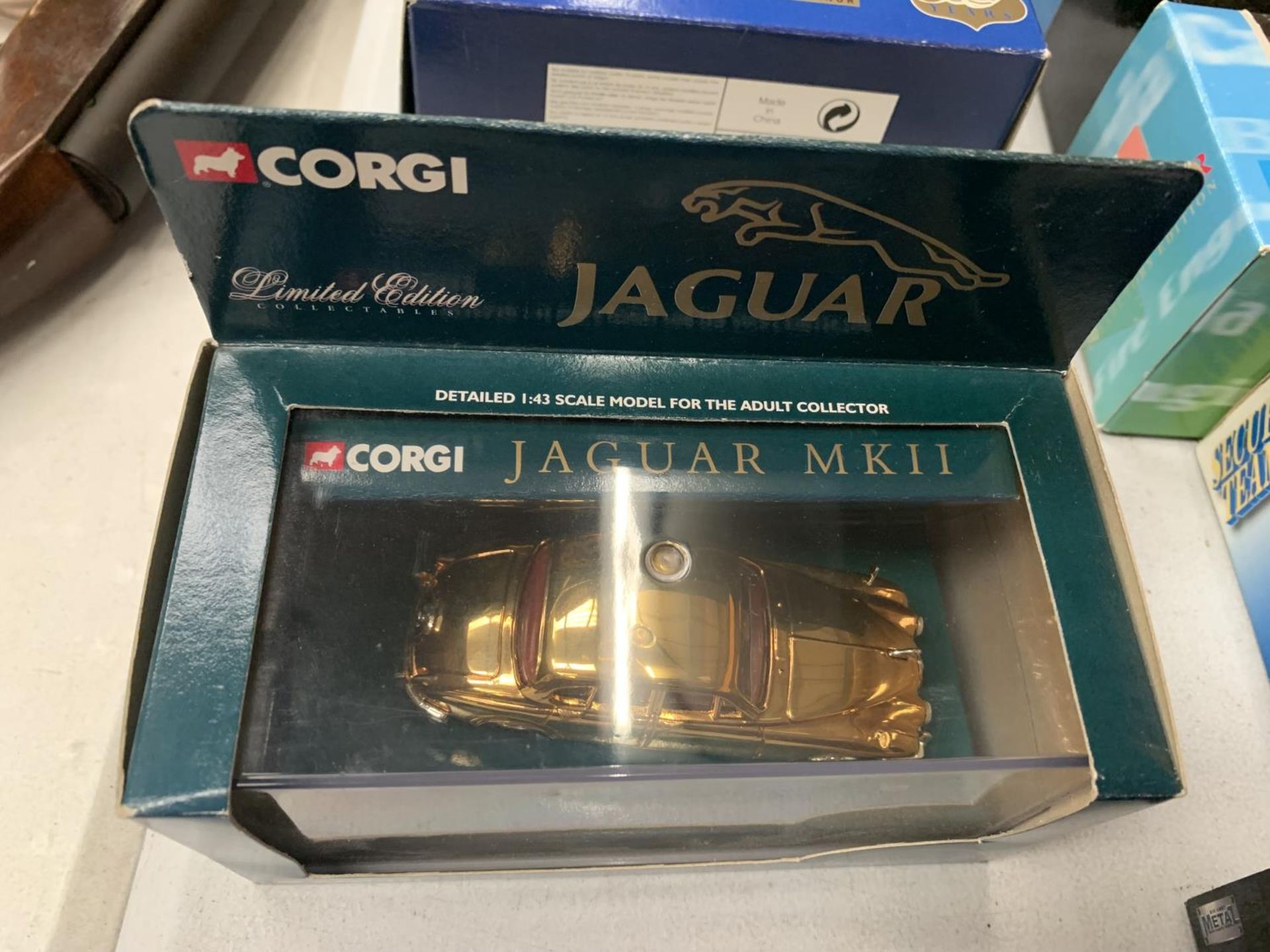 A BOXED CORGI 10TH ANNIVERSARY COMMEMORATIVE EDITION GOLD PLATED JAGUAR MK11 - Image 2 of 2