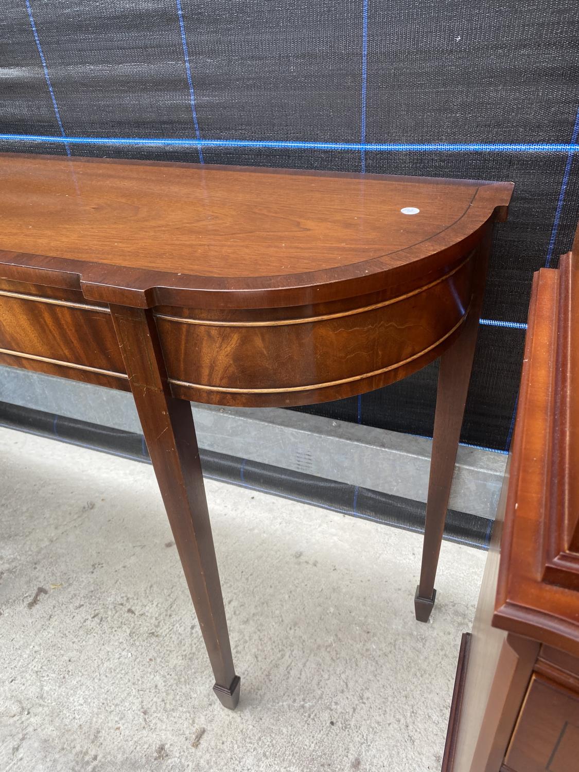 A MAHOGANY CROSSBANDED AND INLAID CONSOLE TABLE ON TAPERED LEGS AND SPADE FEET, 48" WIDE - Image 2 of 4