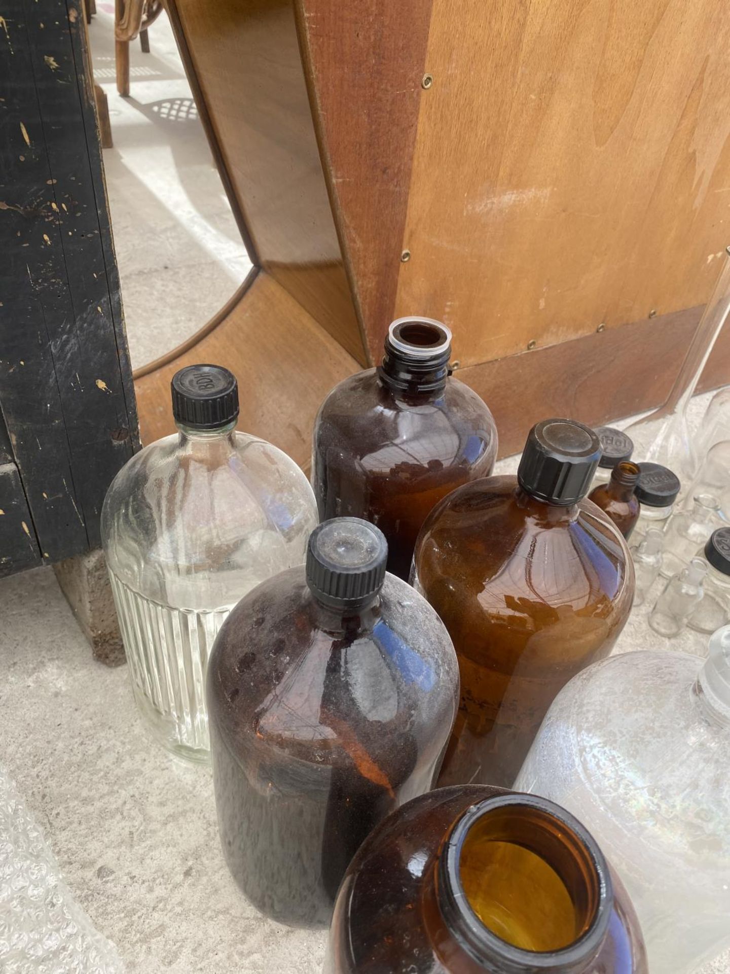 AN ASSORTMENT OF LARGE GLASS LAB BOTTLES - Image 4 of 4