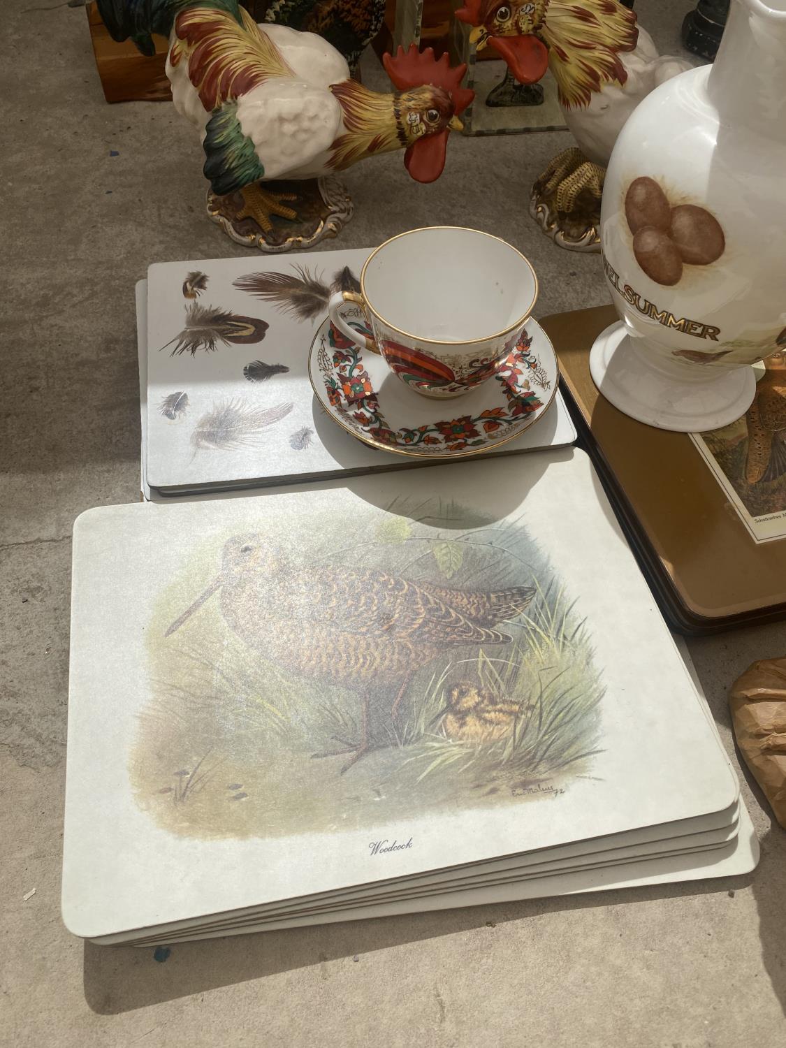 AN ASSORTMENT OF ITEMS TO INCLUDE COCKEREL BOOK ENDS, PLACE MATS AND SHELLEY SAUCERS - Image 2 of 5