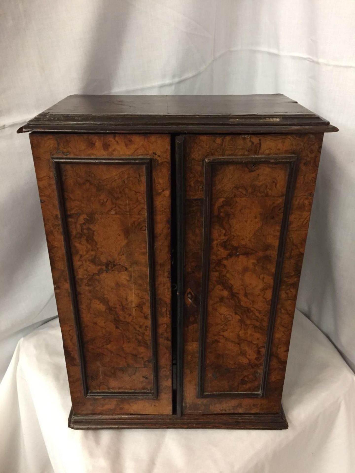 A WALNUT MINATURE CABINET TO INCORPORATE SEVEN DRAWERS 44CM HIGH POSSIBLY A WATCH MAKERS CABINET