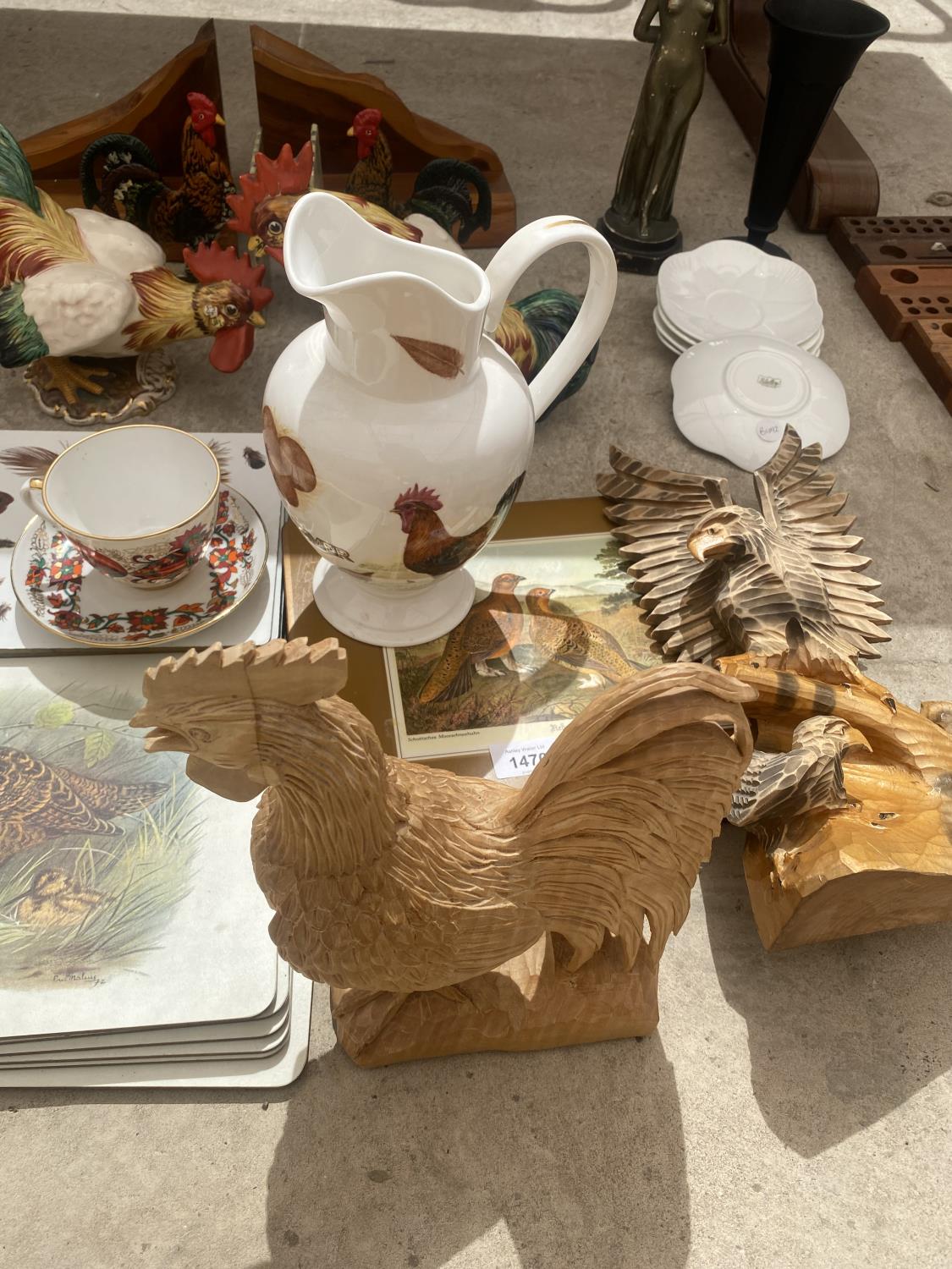 AN ASSORTMENT OF ITEMS TO INCLUDE COCKEREL BOOK ENDS, PLACE MATS AND SHELLEY SAUCERS - Image 4 of 5