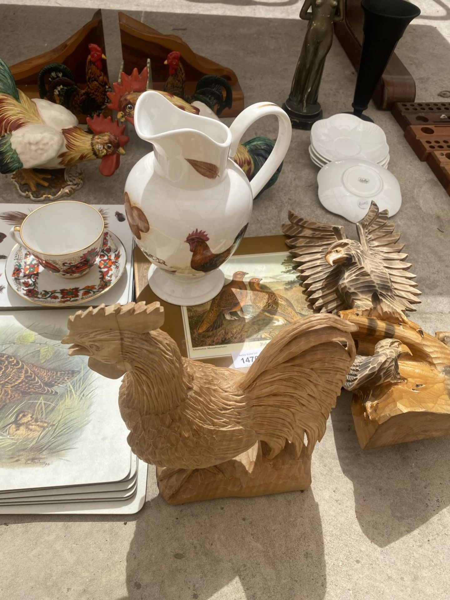 AN ASSORTMENT OF ITEMS TO INCLUDE COCKEREL BOOK ENDS, PLACE MATS AND SHELLEY SAUCERS - Image 4 of 5