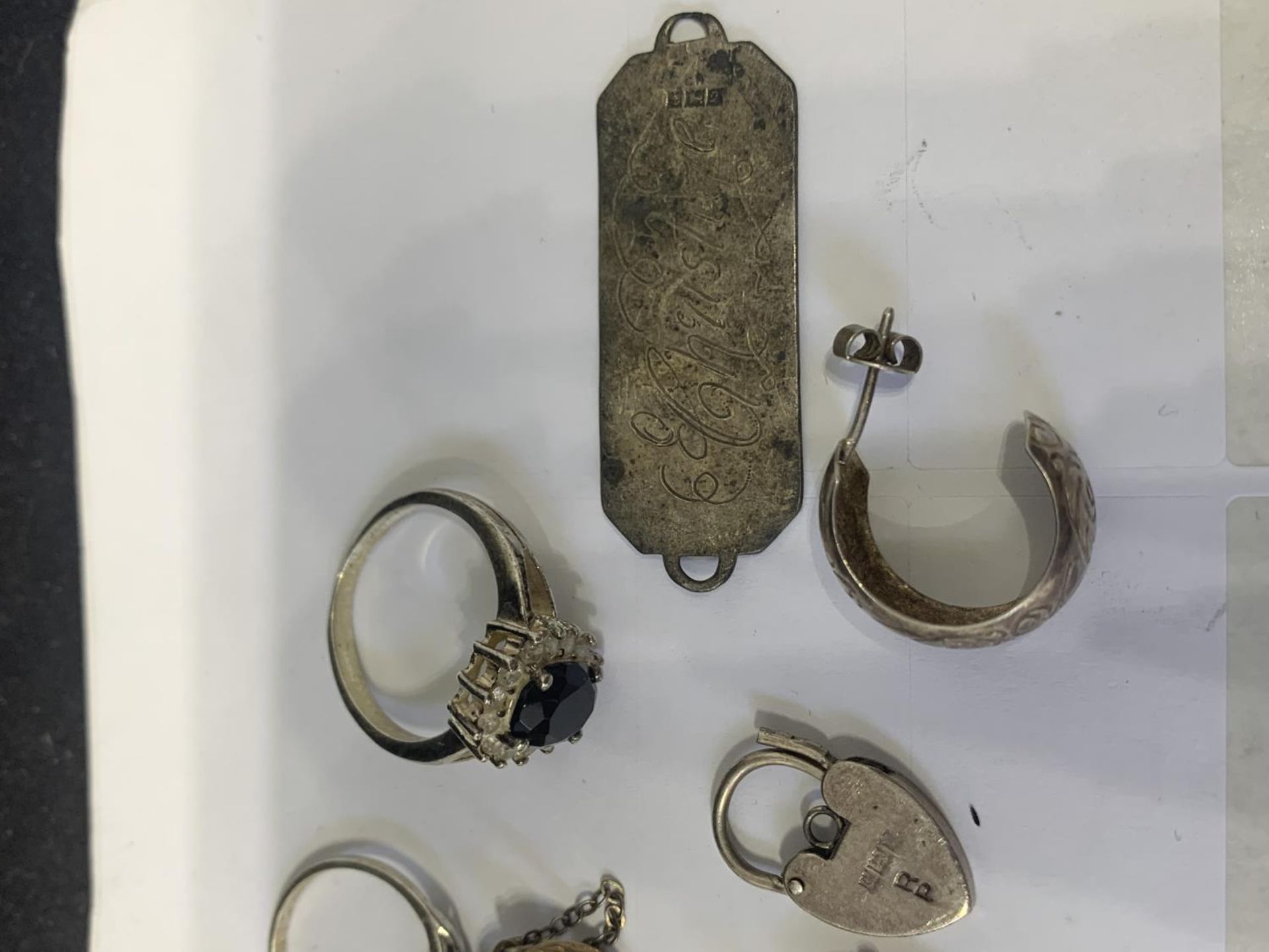 A COLLECTION OF SILVER ITEMS TO INCLUDE RINGS, PENDANTS ETC - Image 2 of 4
