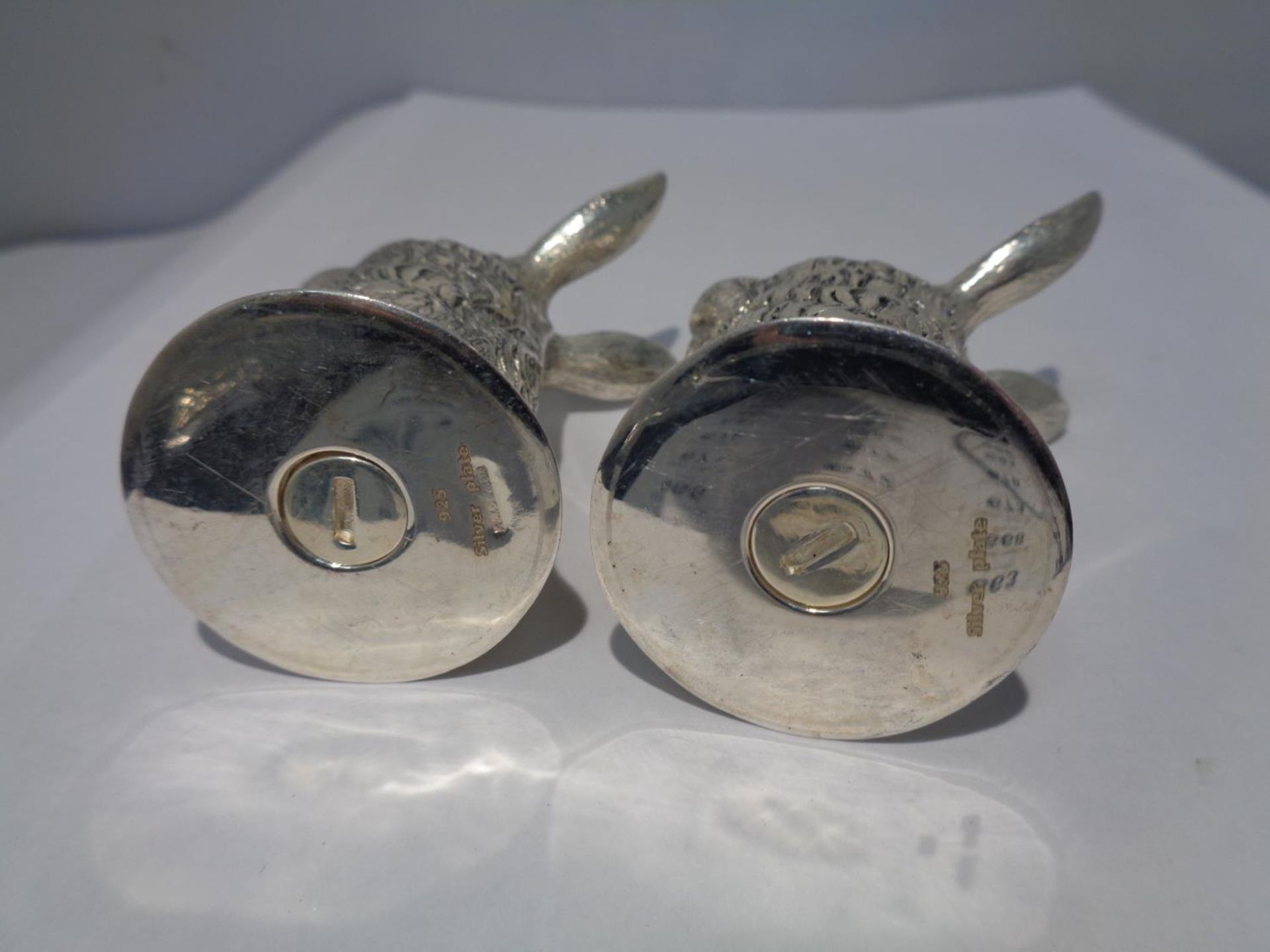 A PAIR OF HEAVY SILVER PLATED HARE DESIGN SALT POTS - Image 3 of 3