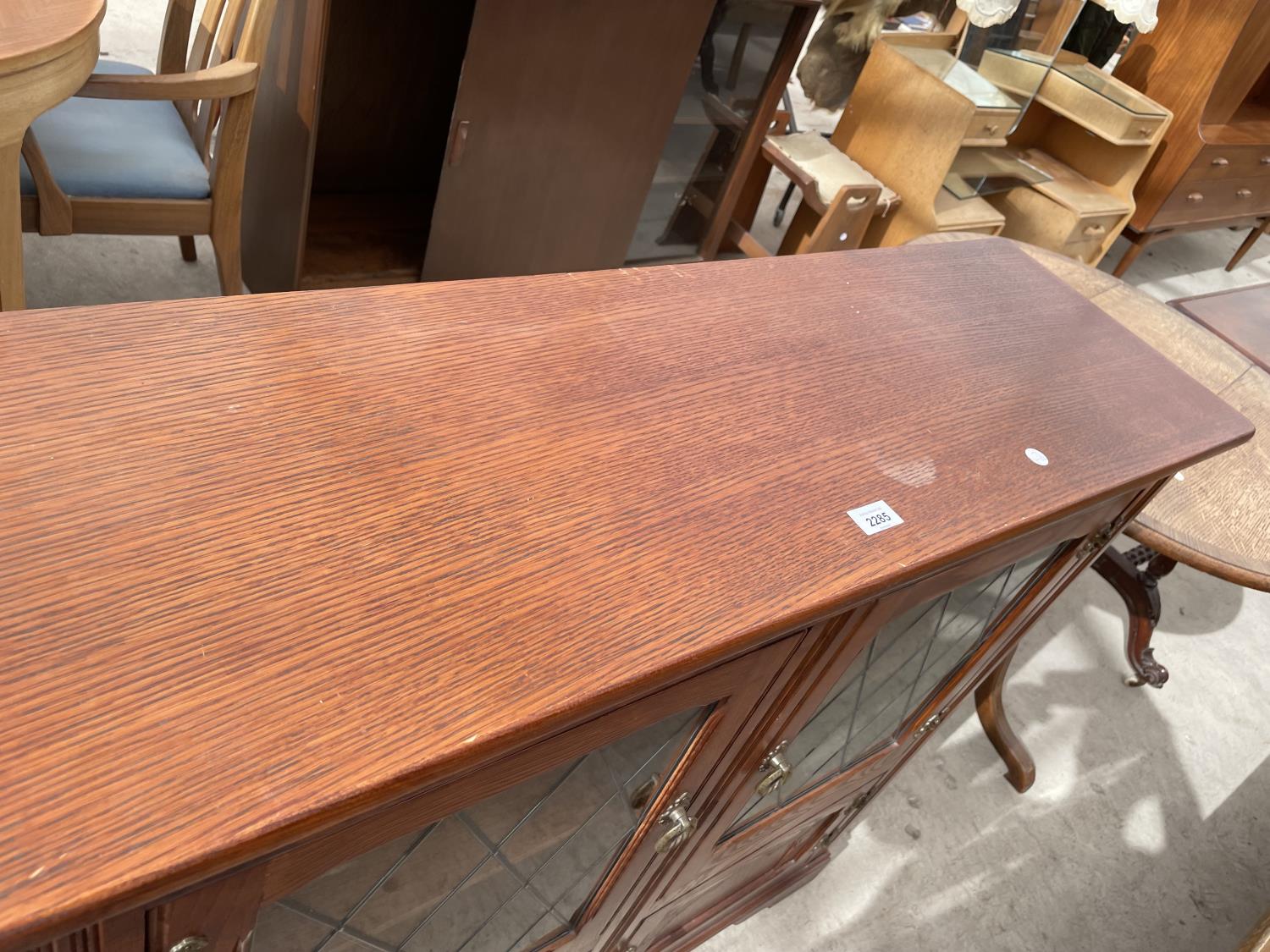 A STANLEY WOOD OAK GLAZED AND LEADED BOOKCASE WITH CUPBOARDS TO THE BASE, 42" WIDE - Image 2 of 4