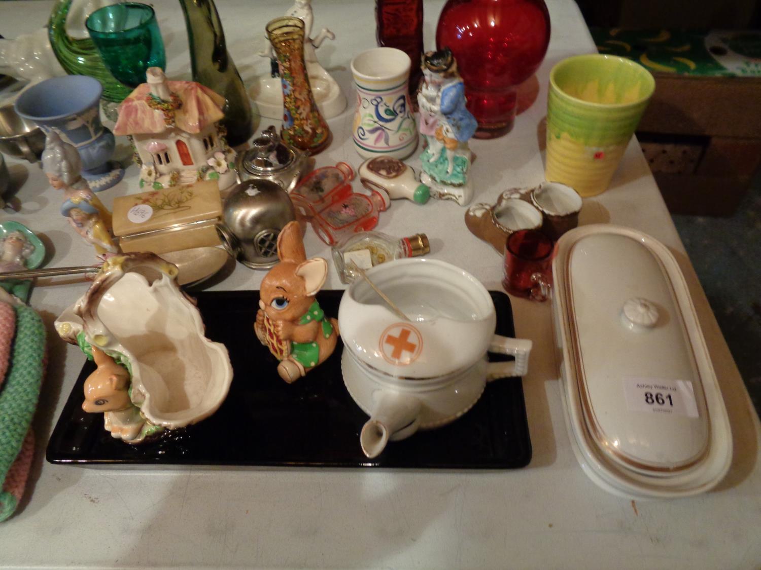 A MIXED SELECTION OF ITEMS TO INCLUDE SMALL VASES, A TRINKET TRAY AND SOME CERAMIC ITEMS - Image 5 of 5