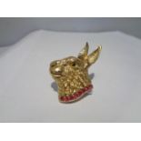 AN 18 CARAT GOLD PLATED SILVER HARE DESIGN PENDANT PENDANT WITH A RED STONE COLLAR