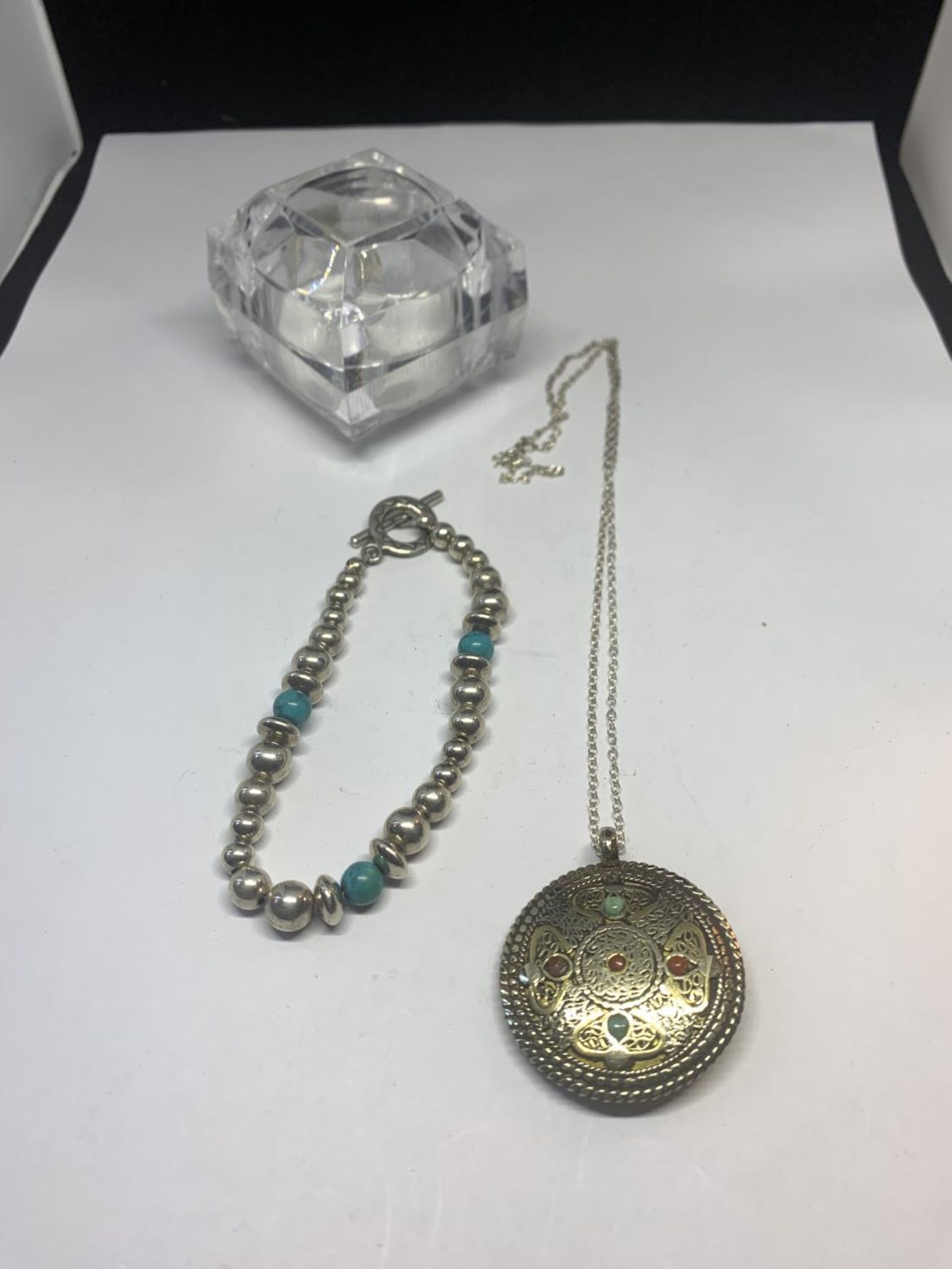 A SILVER NECKLACE WITH PENDANT AND A BRACELET WITH BLUE NAVAJO STYLE STONES IN A PRESENTATION BOX