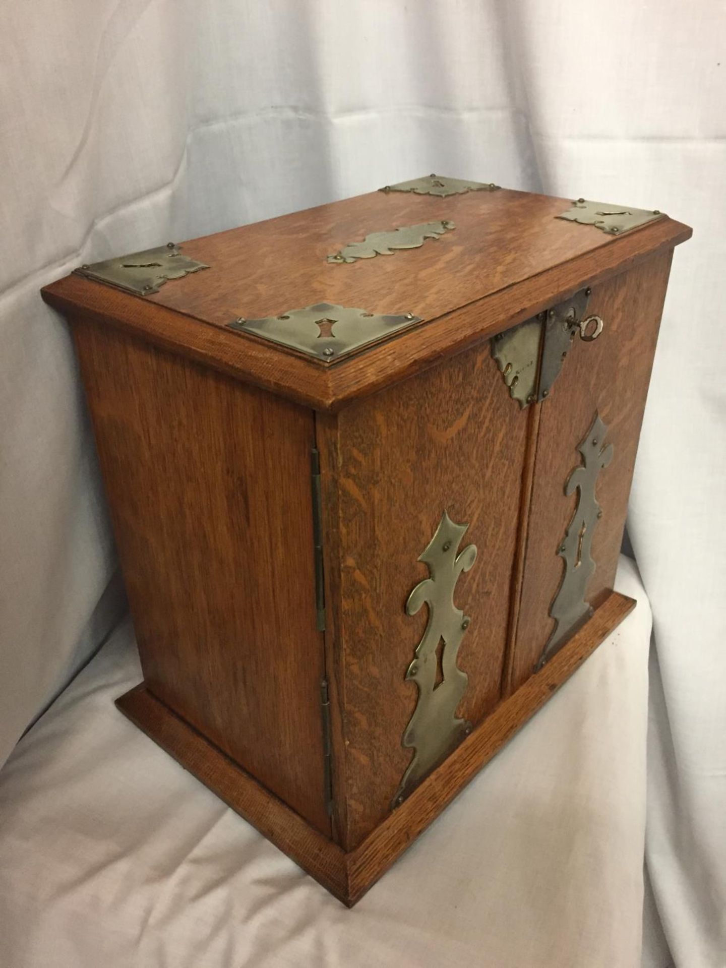 AN EDWARDIAN OAK SMOKING ROOM COMPENDIUM DATED 1921 HEIGHT 32CM - Image 4 of 4