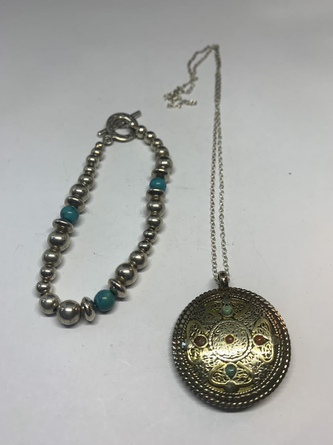 A SILVER NECKLACE WITH PENDANT AND A BRACELET WITH BLUE NAVAJO STYLE STONES IN A PRESENTATION BOX - Image 2 of 4