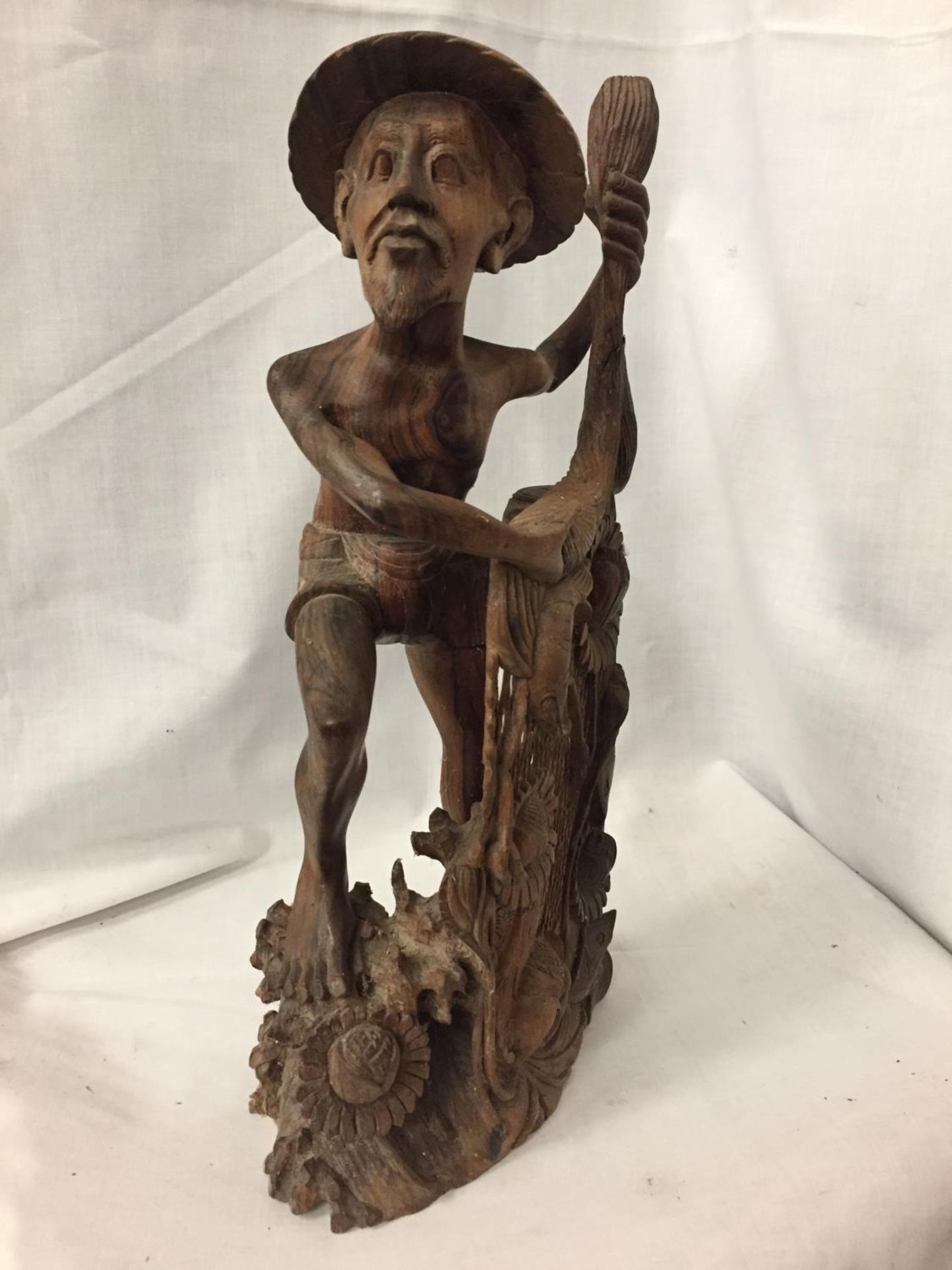 AN INTRICATELY CARVED AFRICAN TRIBAL FIGURE OF A FISHERMAN CASTING HIS NET, HEIGHT 42 CM - Image 2 of 3
