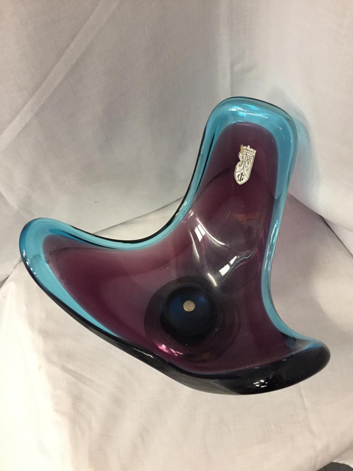 A PURPLE AND TURQUOISE GLASS ABSTRACT DESIGN DISH ON A WHITE METAL STAND - Image 3 of 3