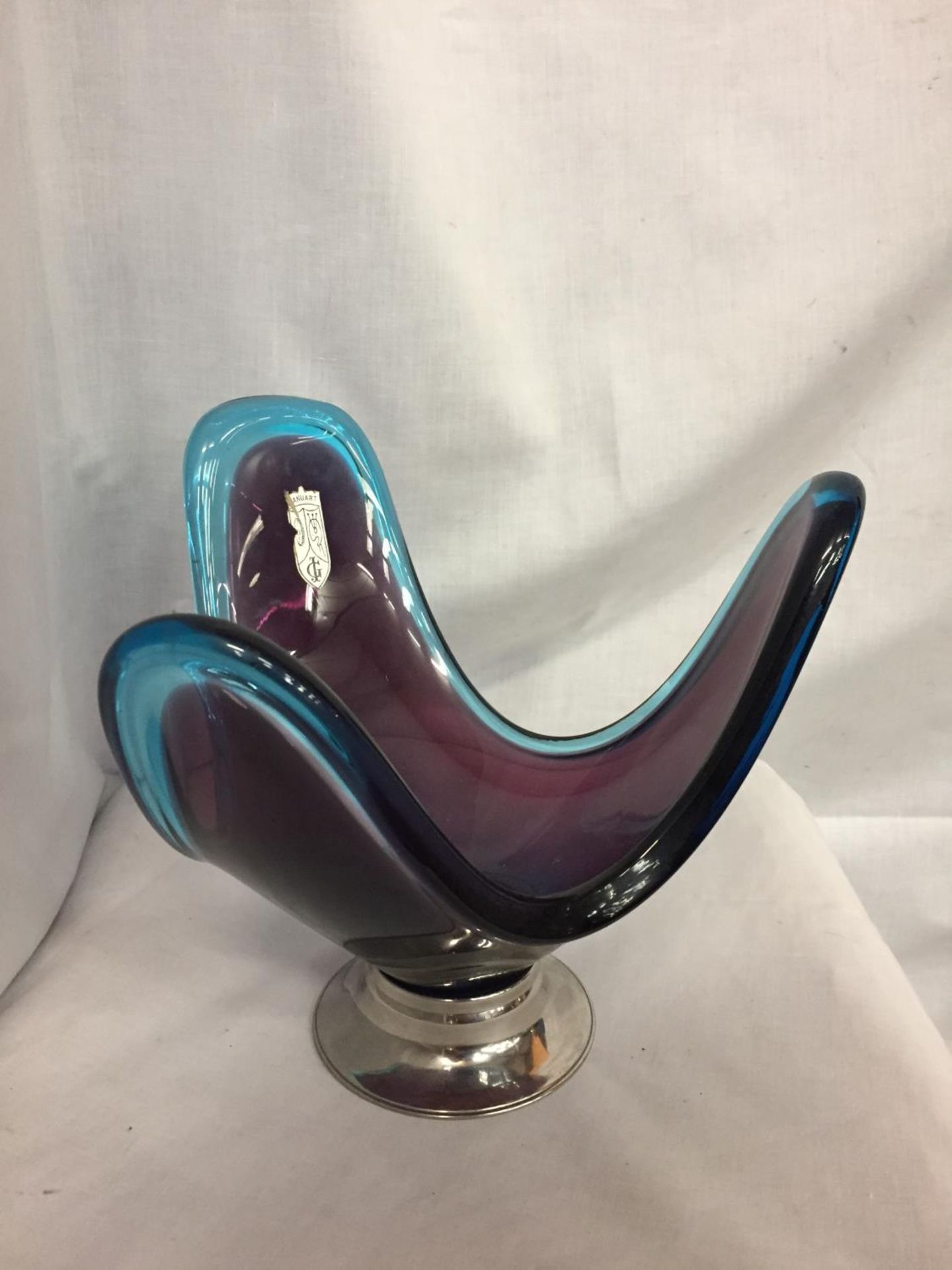 A PURPLE AND TURQUOISE GLASS ABSTRACT DESIGN DISH ON A WHITE METAL STAND - Image 2 of 3