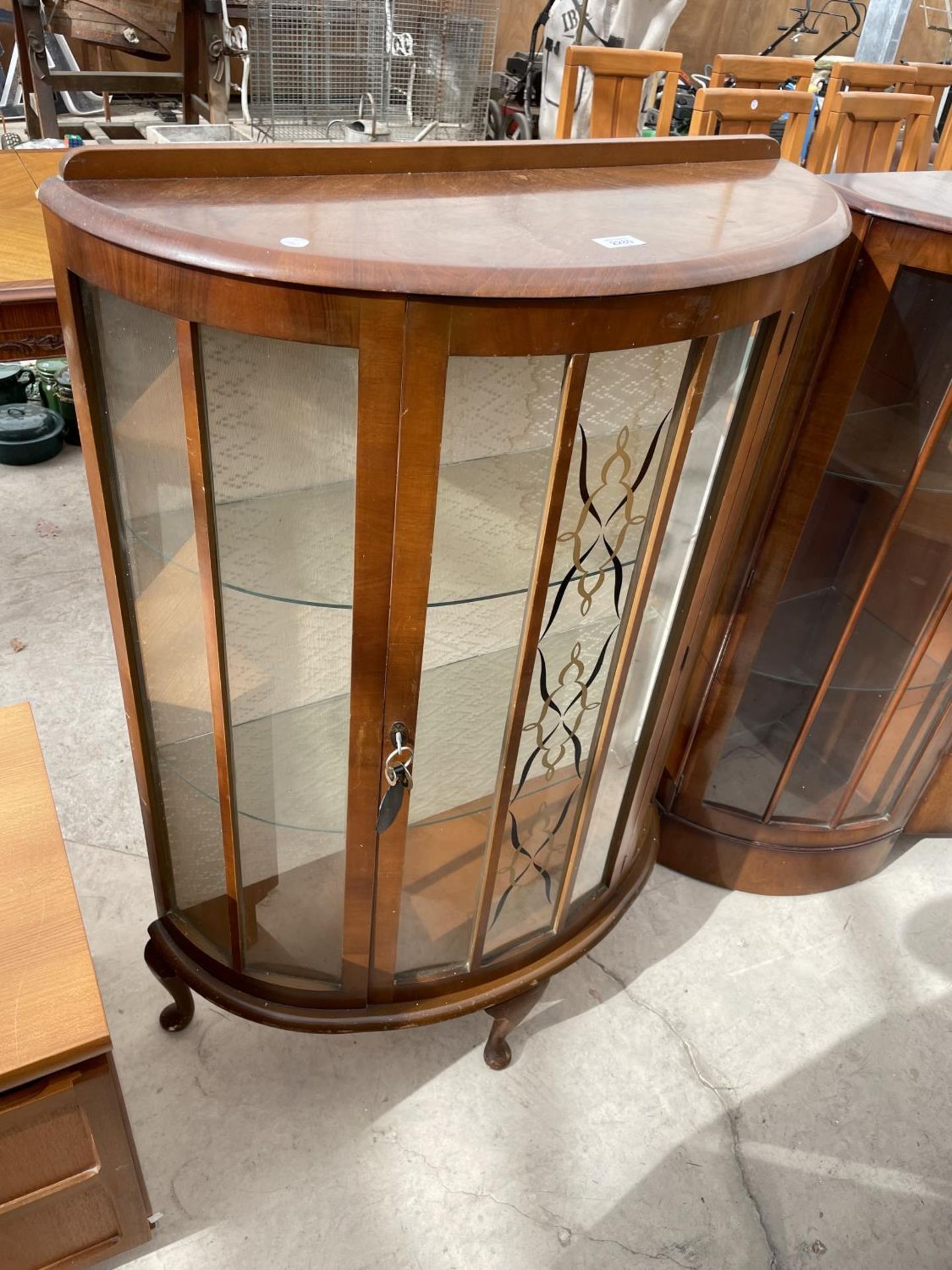 A MID 20TH CENTURY SHINY WALNUT BOWFRONTED CHINA CABINET, ON CABRIOLE LEGS, 29" WIDE