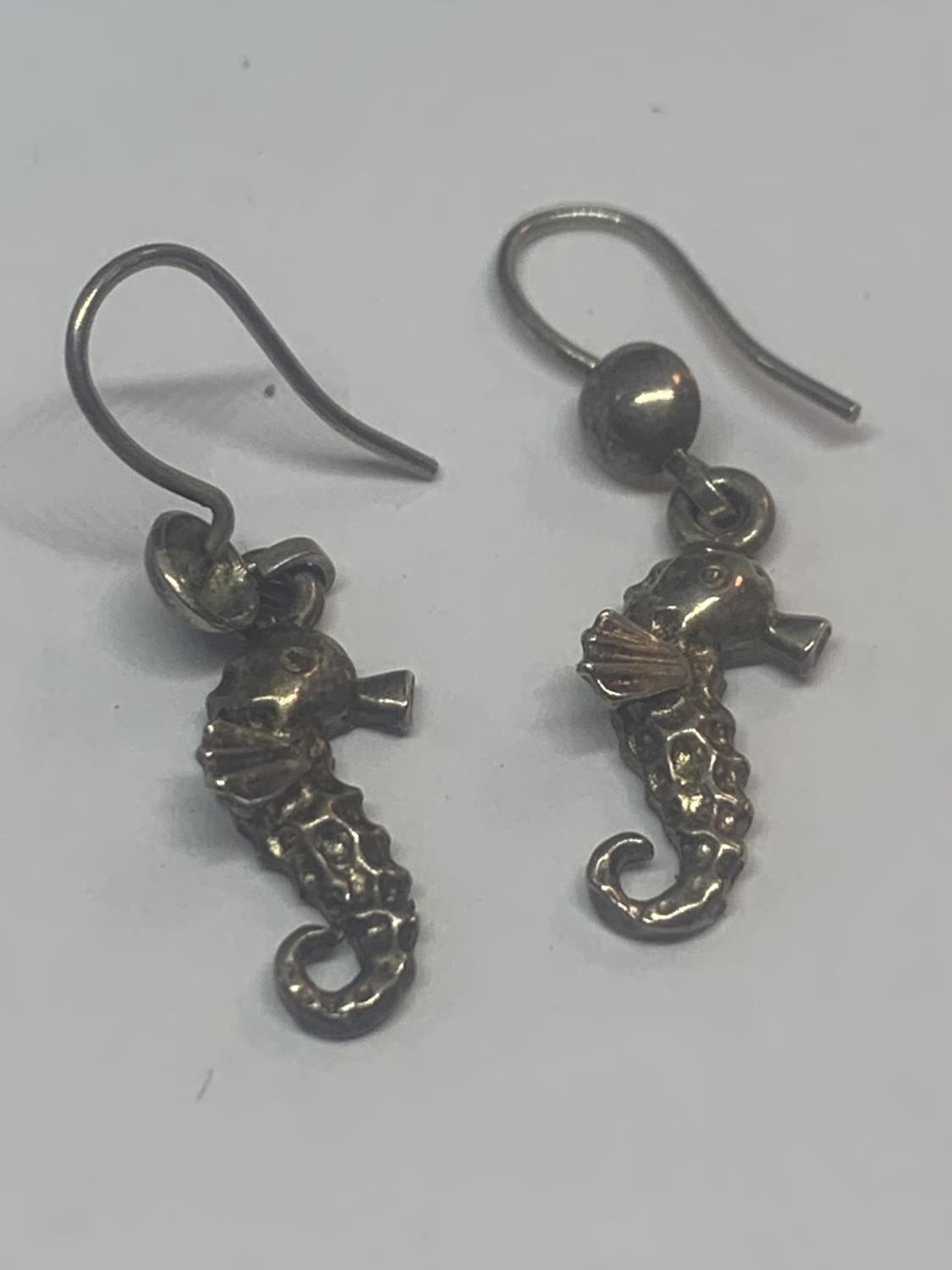 A SILVER NECKLACE WITH A DOLPHIN PENDANT AND A PAIR OF SEAHORSE EARRINGS WITH A PRESENTATION BOX - Image 3 of 3