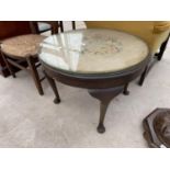 AN EDWARDIAN 23" DIAMETER COFFEE TABLE ON CABRIOLE LEGS WITH TAPESTRY TOP