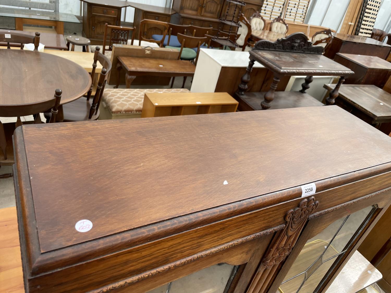 AN EARLY 20TH CENTURY TWO DOOR GLAZED AND LEADED CABINET, 36" WIDE - Image 2 of 5