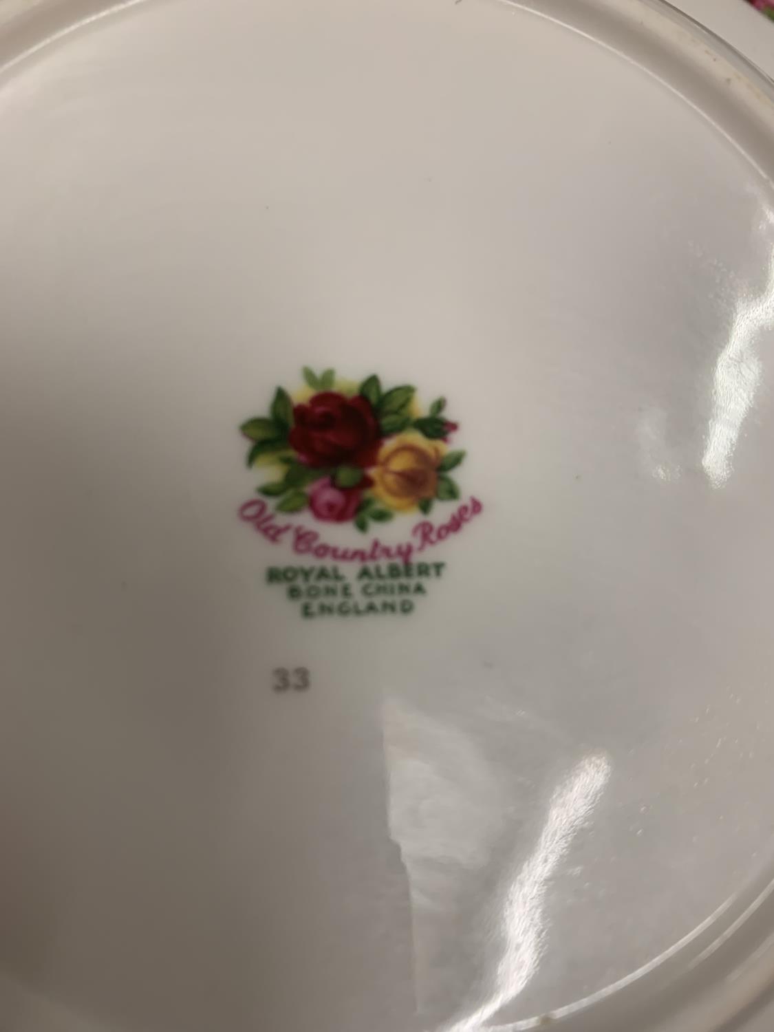 FORTY PIECES OF OLD COUNTRY ROSES DINNER WARE TO INCLUDE TRIOS, DINNER PLATES, MEAT PLATE ETC - Image 5 of 5