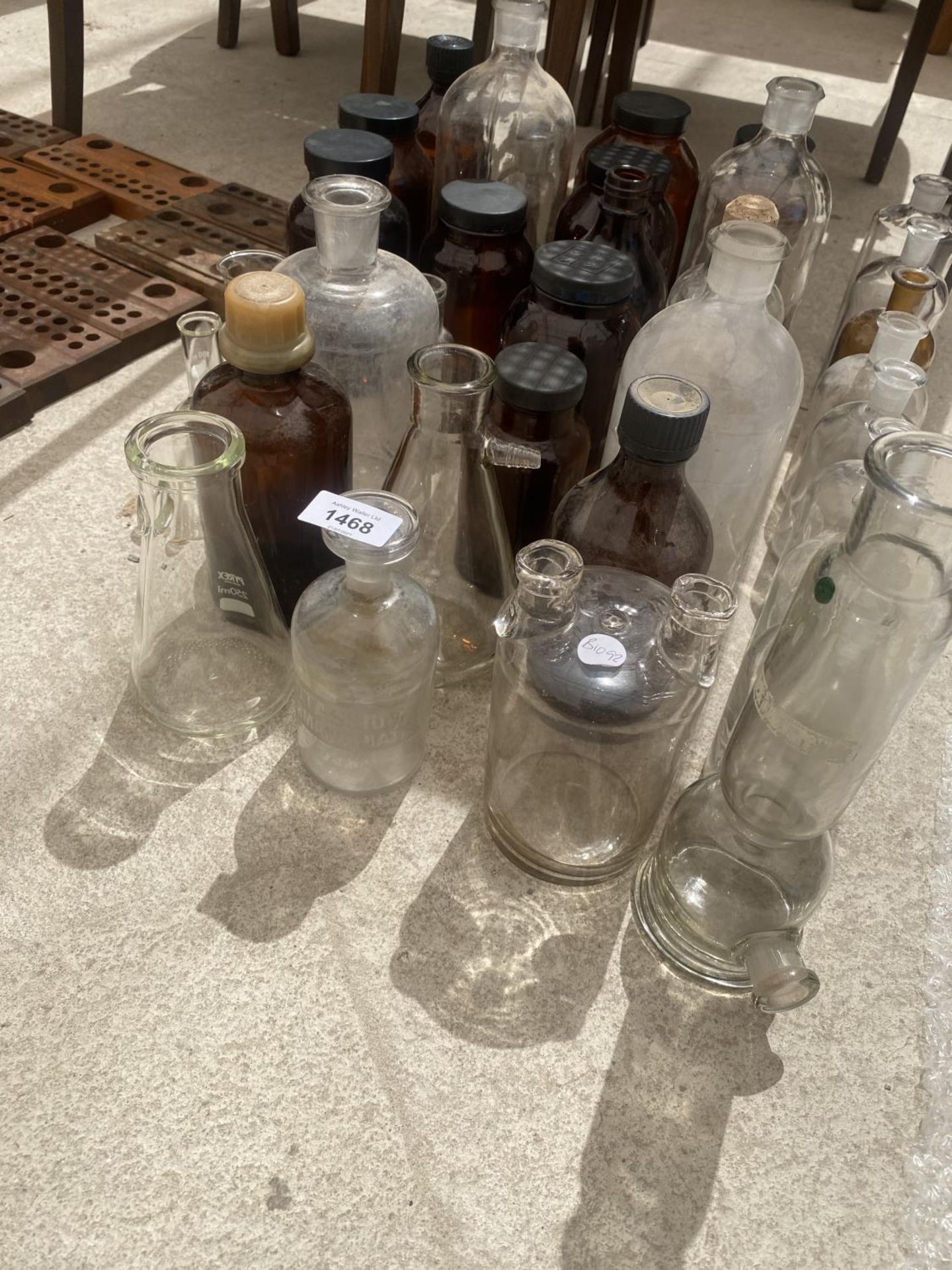 AN ASSORTMENT OF SCIENCE LAB BOTTLES AND JARS - Image 4 of 5
